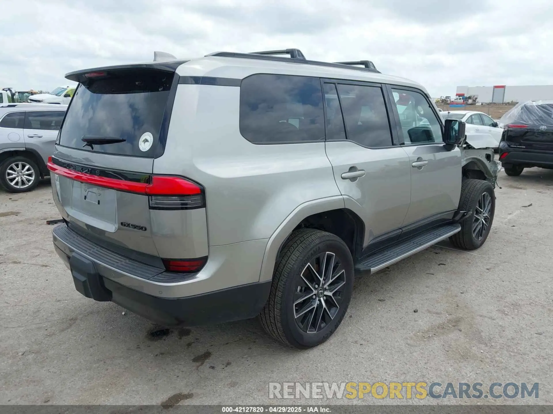 4 Фотография поврежденного автомобиля JTJTBCDX1R5019928 LEXUS GX 550 2024