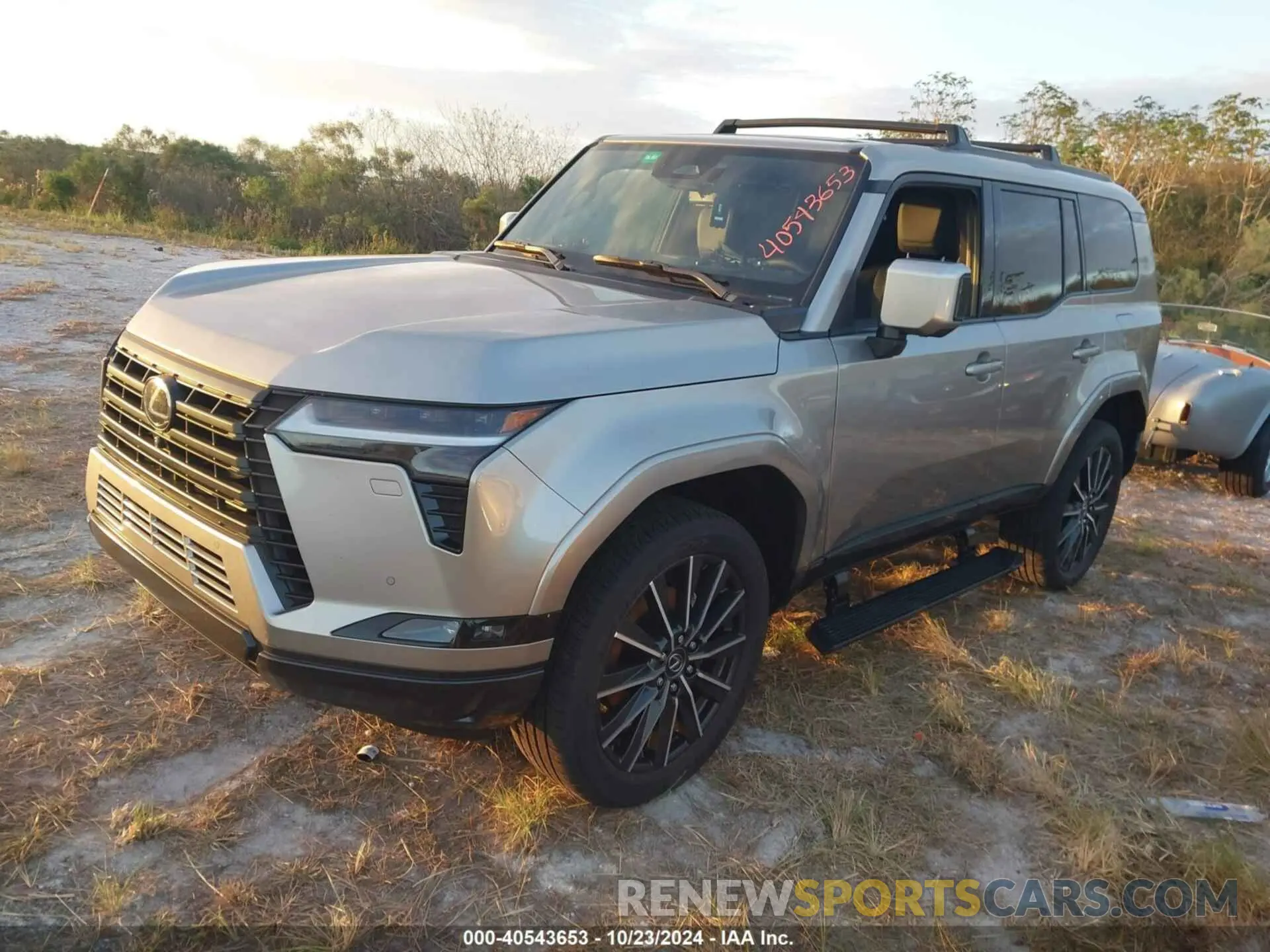 2 Фотография поврежденного автомобиля JTJVBCDX5R5015549 LEXUS GX 550 2024