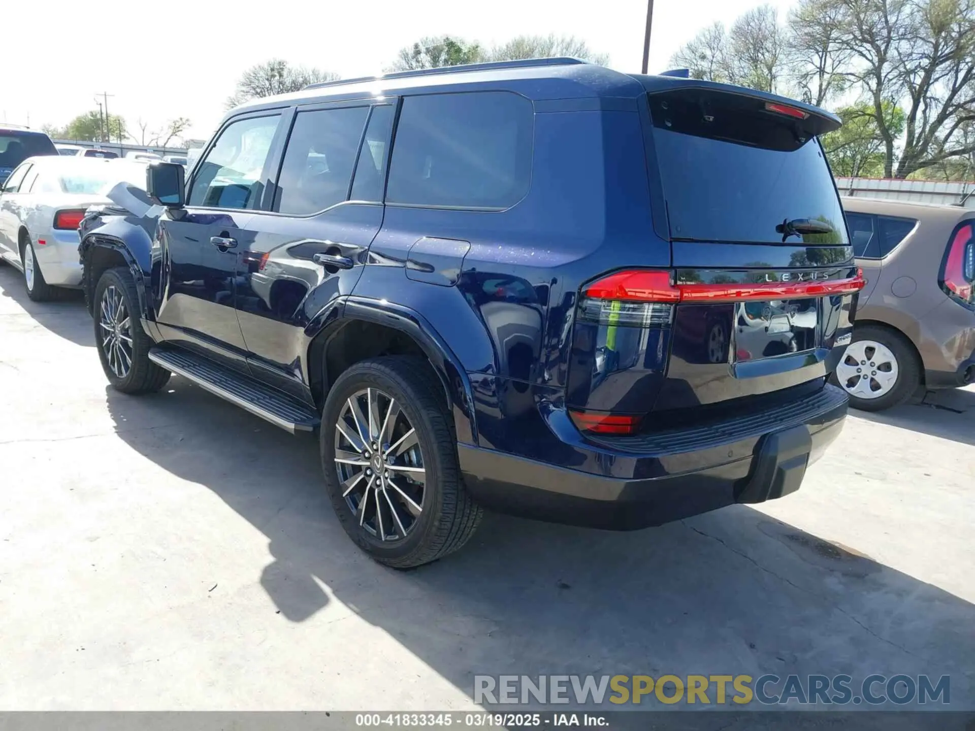 3 Фотография поврежденного автомобиля JTJVBCDX7R5009977 LEXUS GX 550 2024