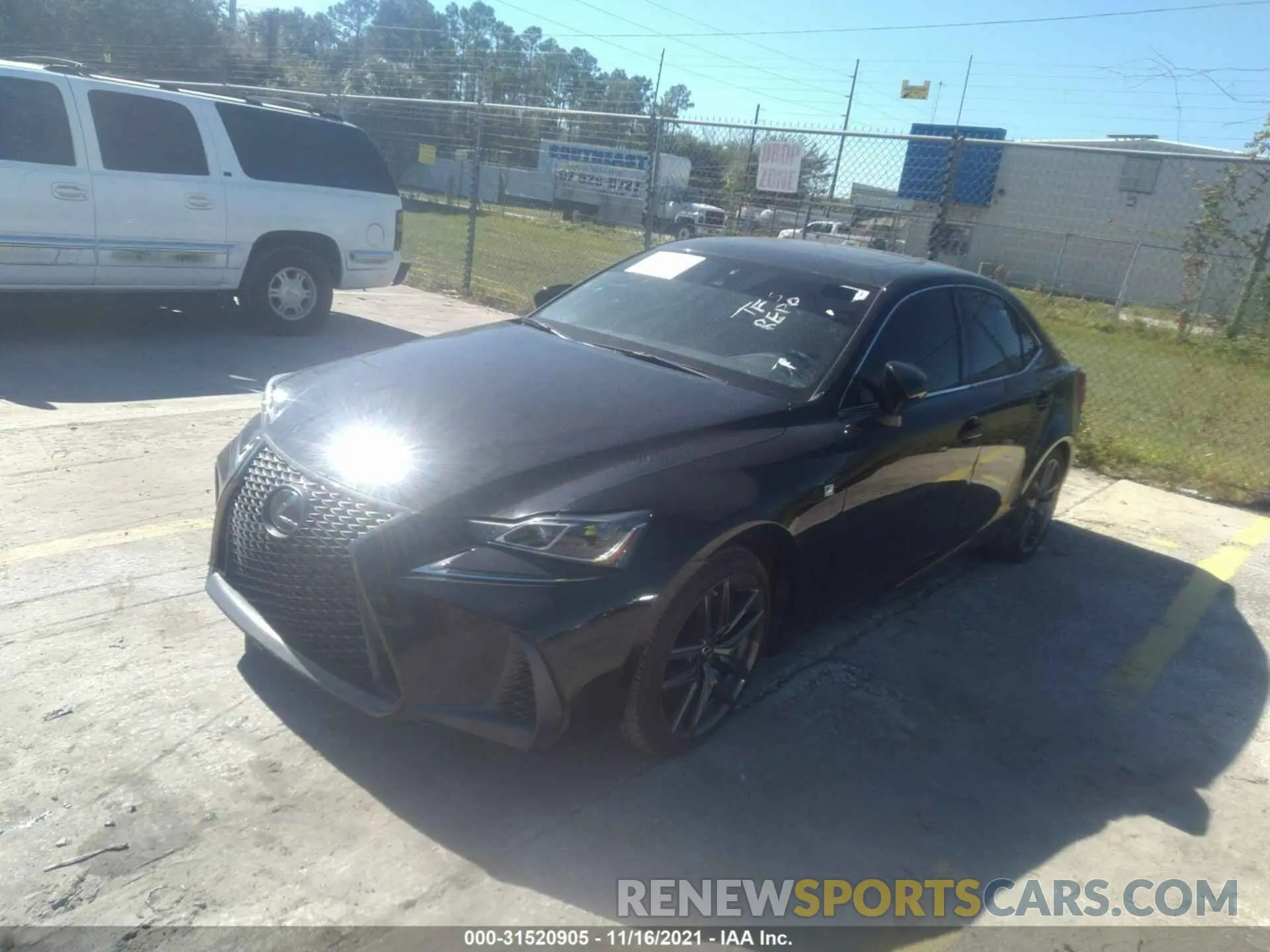 2 Фотография поврежденного автомобиля JTHG81F27L5042449 LEXUS IS 2020