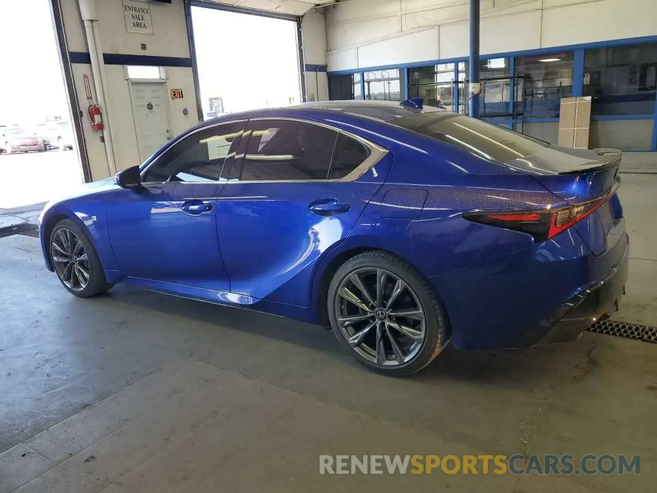 2 Фотография поврежденного автомобиля JTHG81F28N5048165 LEXUS IS 2022