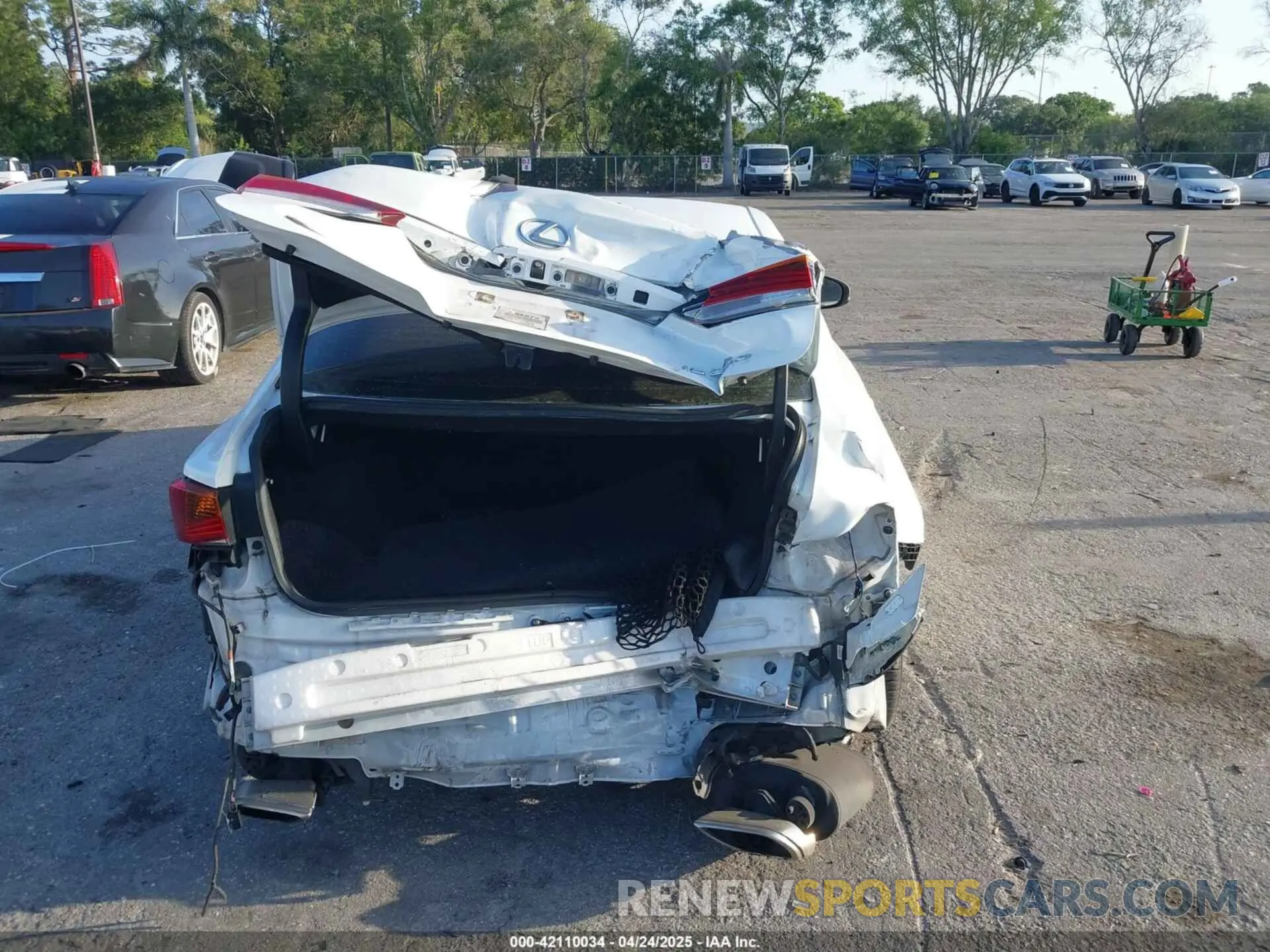 17 Фотография поврежденного автомобиля JTHBA1D21K5093168 LEXUS IS 300 2019