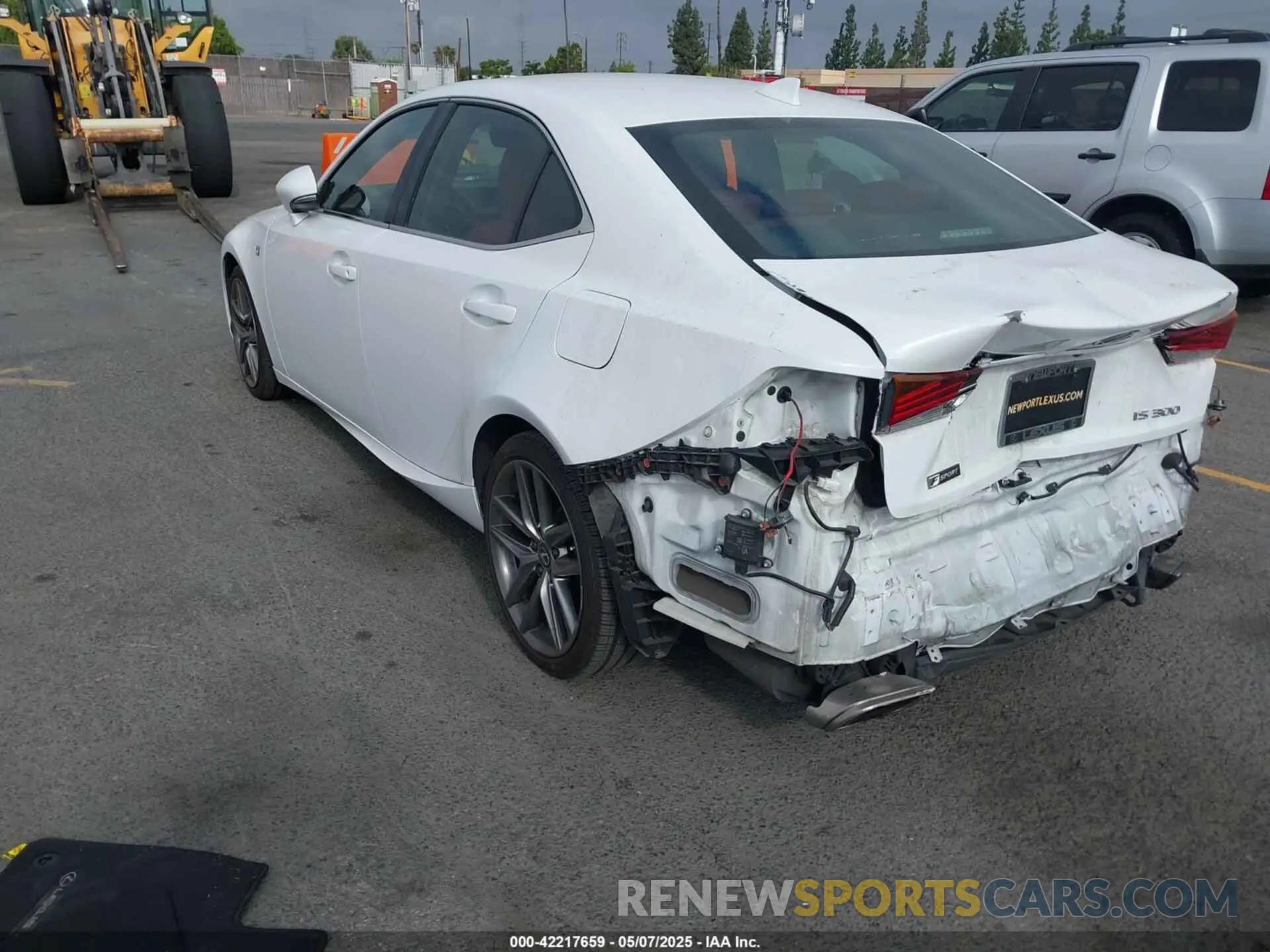 3 Фотография поврежденного автомобиля JTHBA1D28K5099436 LEXUS IS 300 2019