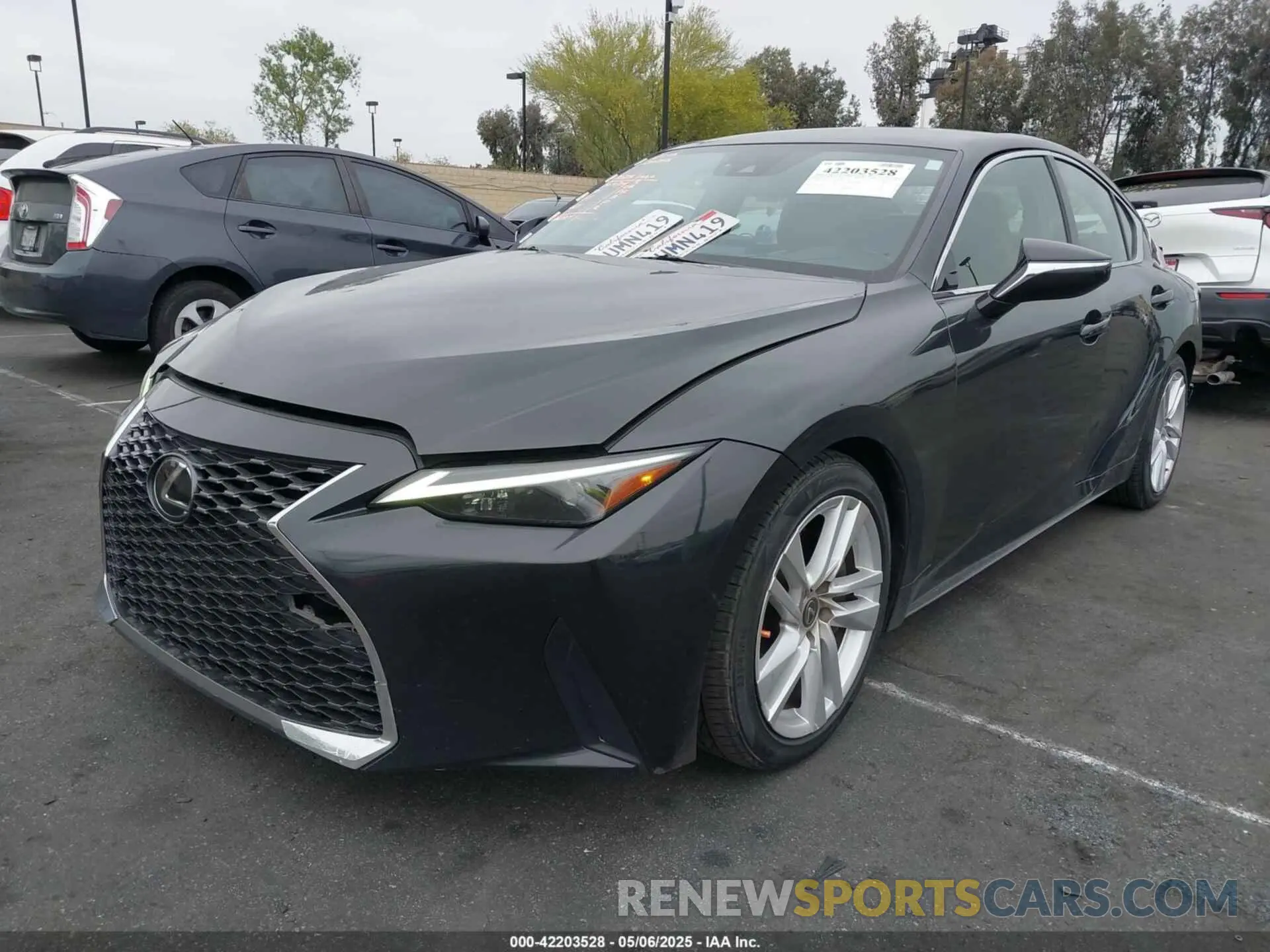 2 Фотография поврежденного автомобиля JTHAA1D29M5111530 LEXUS IS 300 2021