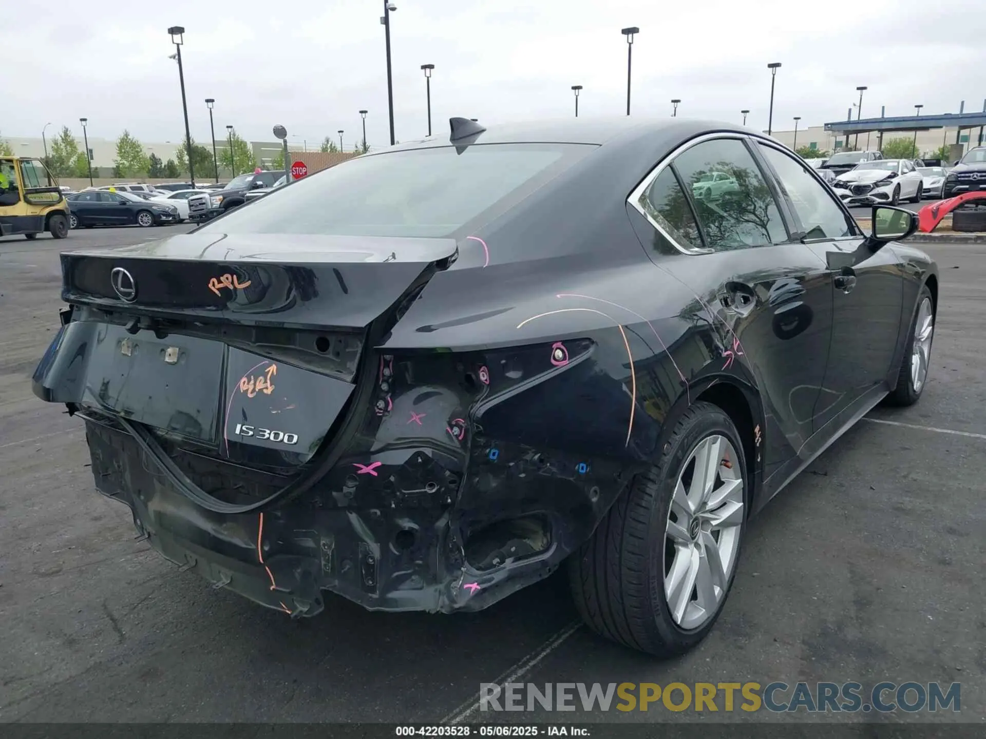 4 Фотография поврежденного автомобиля JTHAA1D29M5111530 LEXUS IS 300 2021