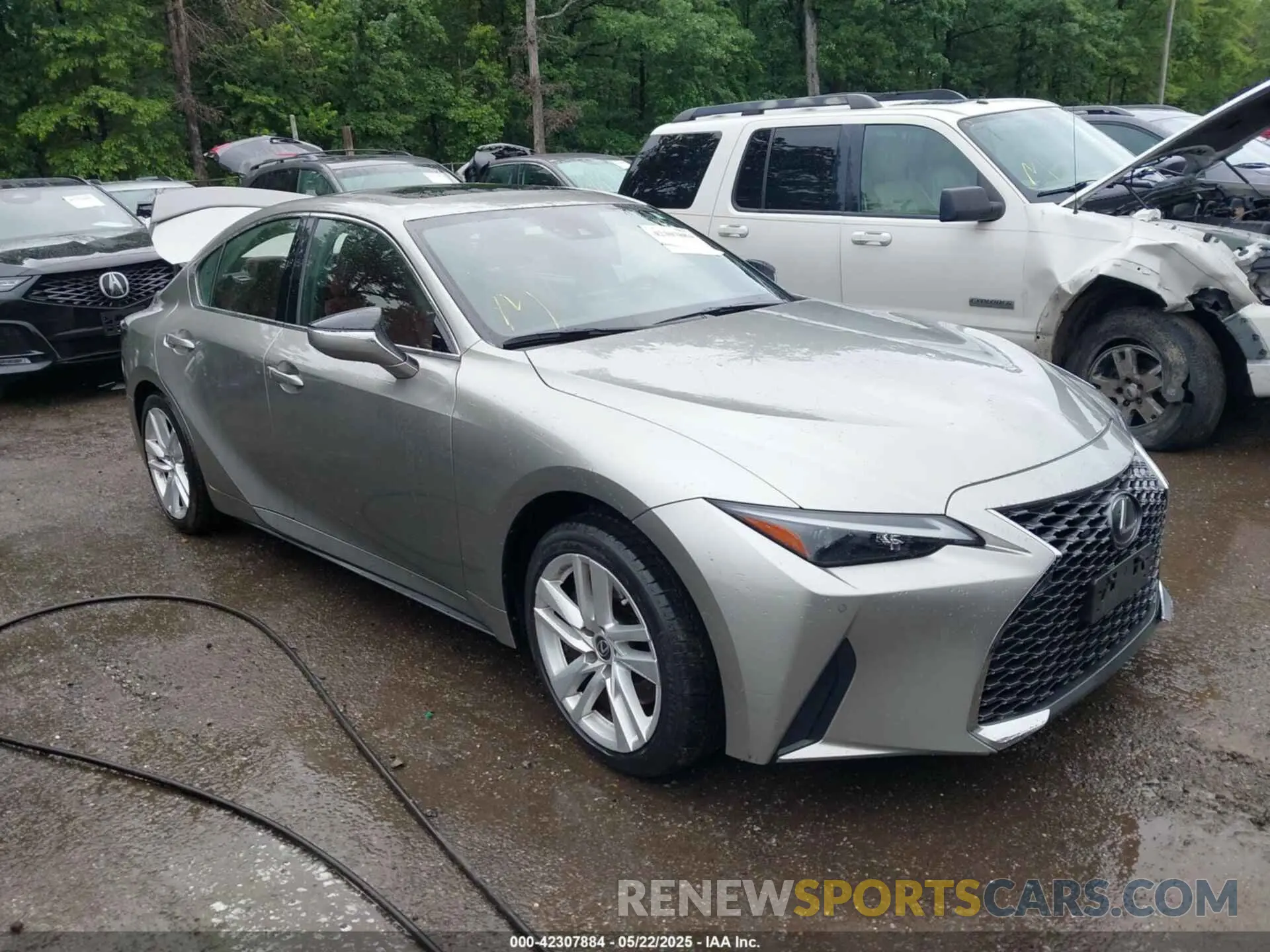 1 Фотография поврежденного автомобиля JTHC81F23M5047096 LEXUS IS 300 2021