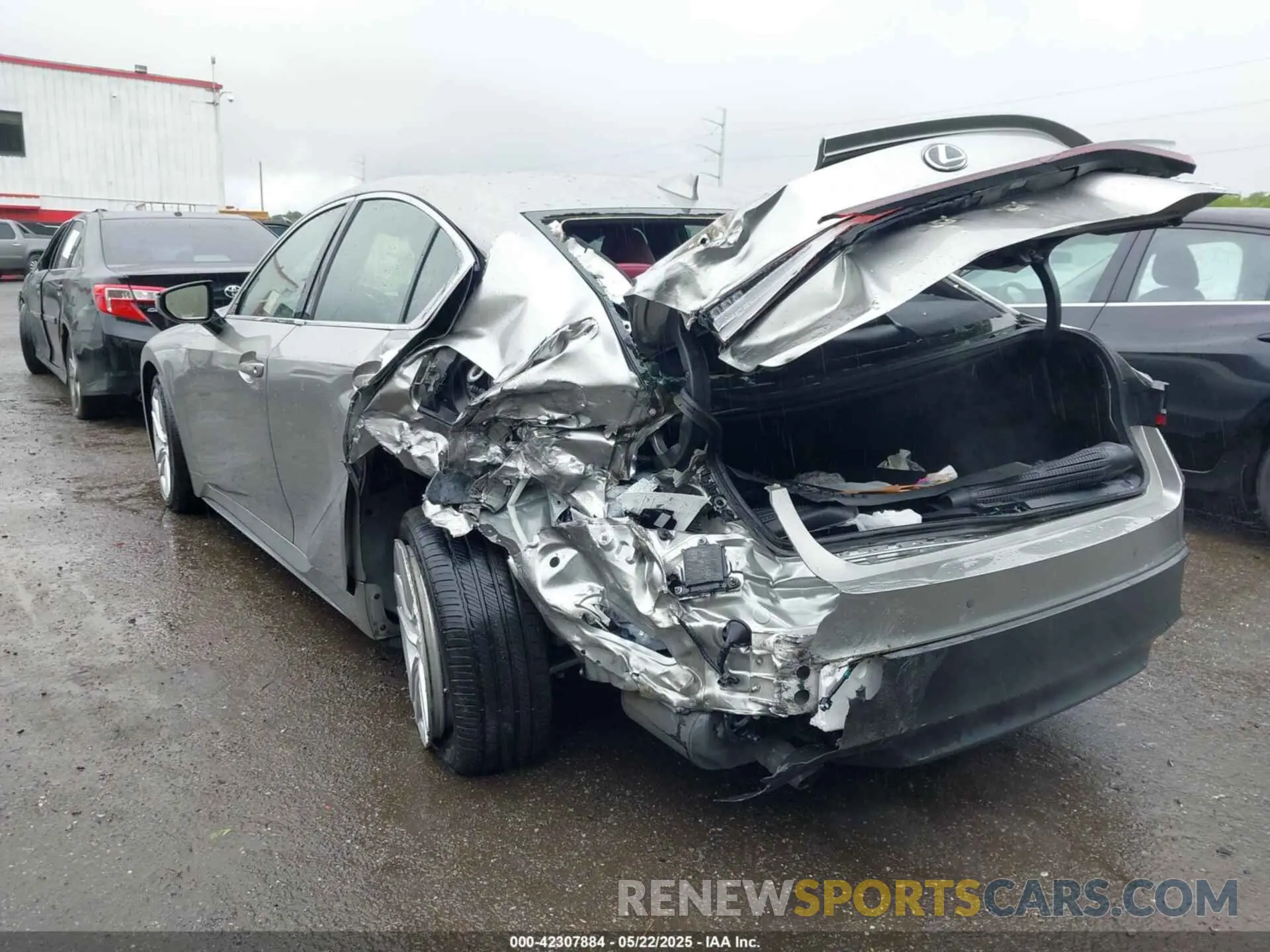 3 Фотография поврежденного автомобиля JTHC81F23M5047096 LEXUS IS 300 2021
