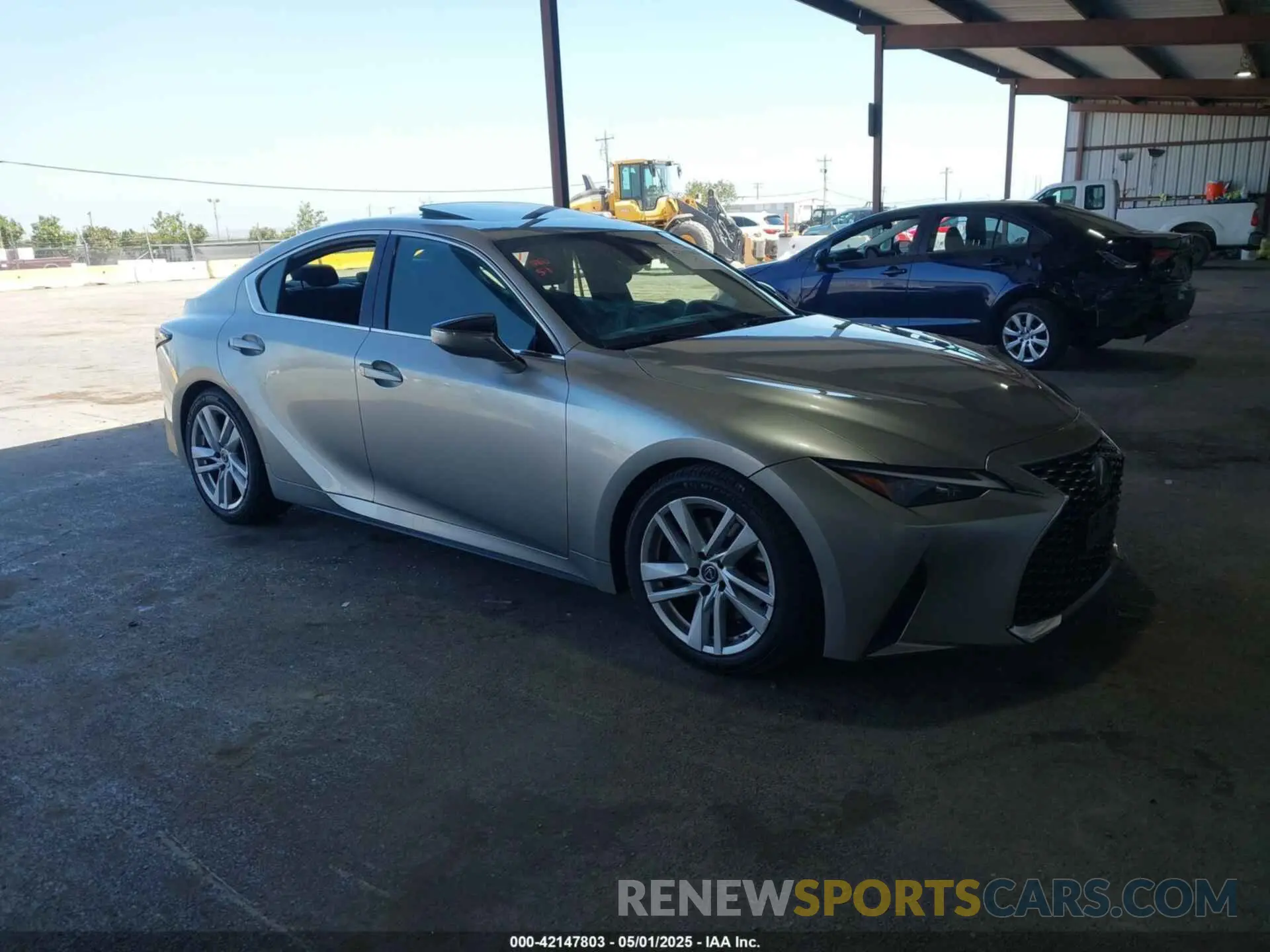 1 Фотография поврежденного автомобиля JTHCA1D20M5112820 LEXUS IS 300 2021