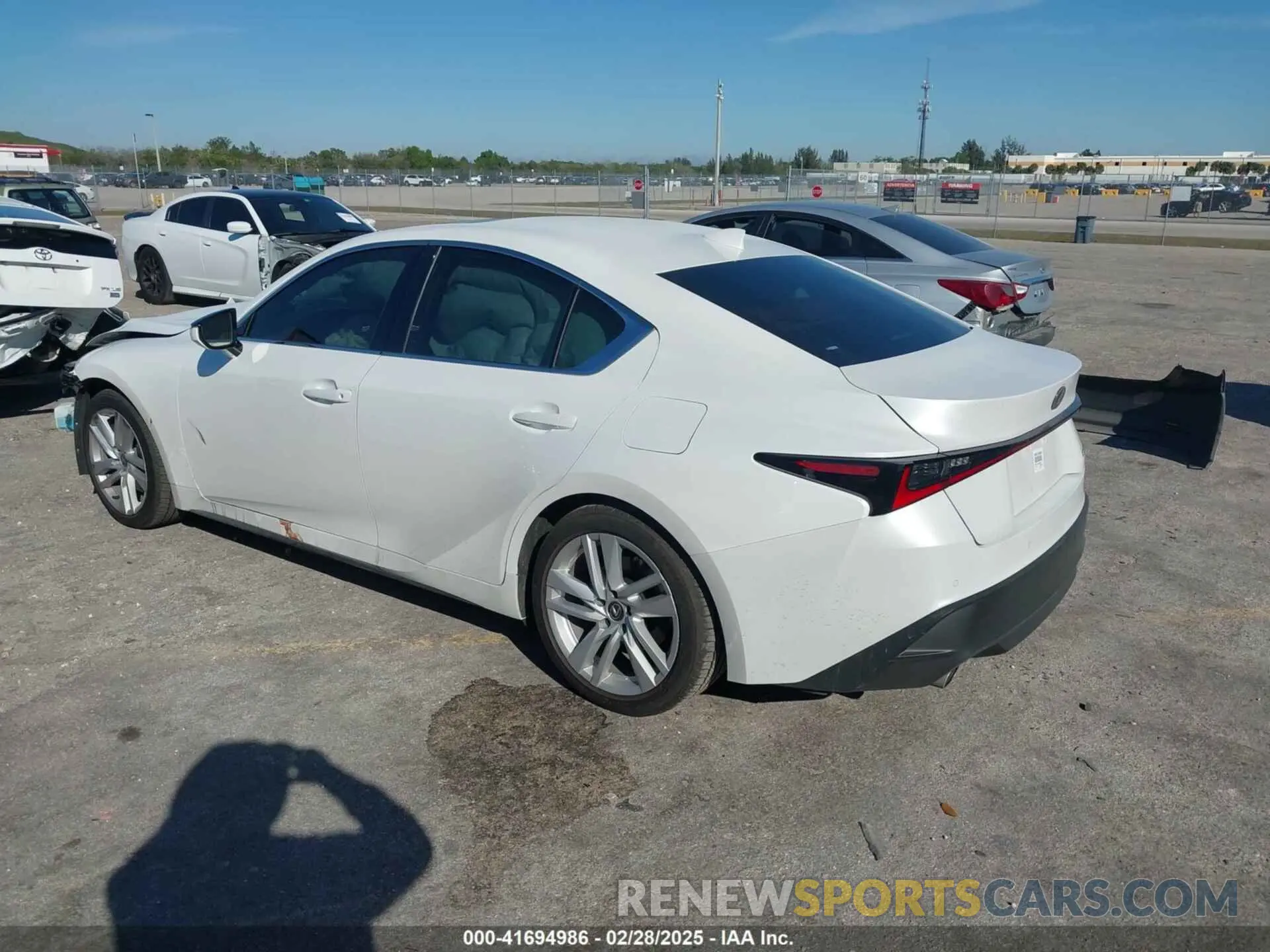 3 Фотография поврежденного автомобиля JTHCA1D23R5133037 LEXUS IS 300 2024