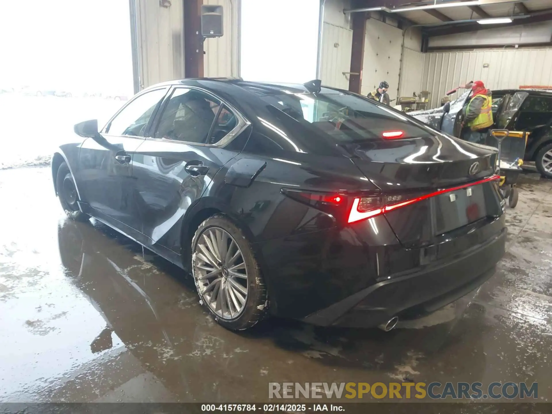 3 Фотография поврежденного автомобиля JTHD81F28R5052855 LEXUS IS 300 2024
