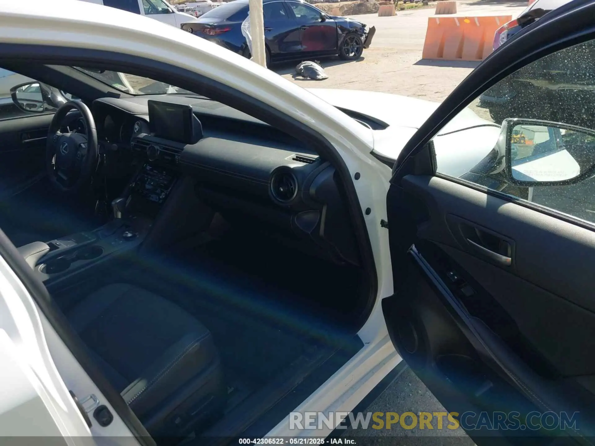 5 Фотография поврежденного автомобиля JTHBA1D23S5133881 LEXUS IS 300 2025