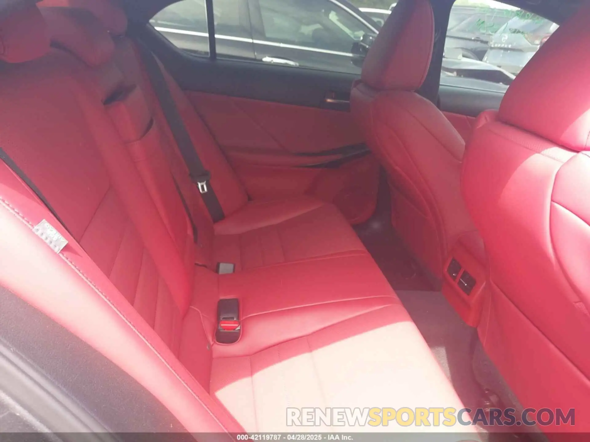 8 Фотография поврежденного автомобиля JTHGZ1B24M5044762 LEXUS IS 350 2021