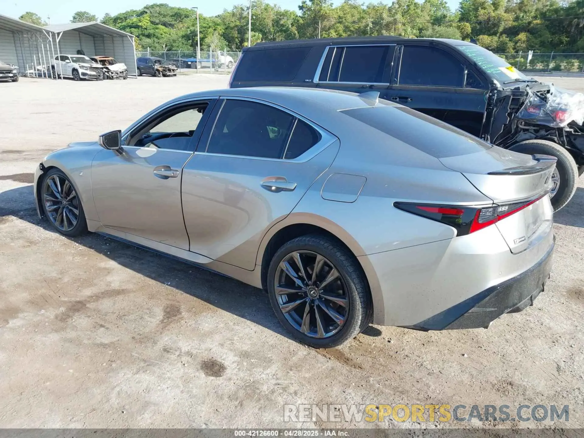 3 Фотография поврежденного автомобиля JTHGZ1B29M5045003 LEXUS IS 350 2021