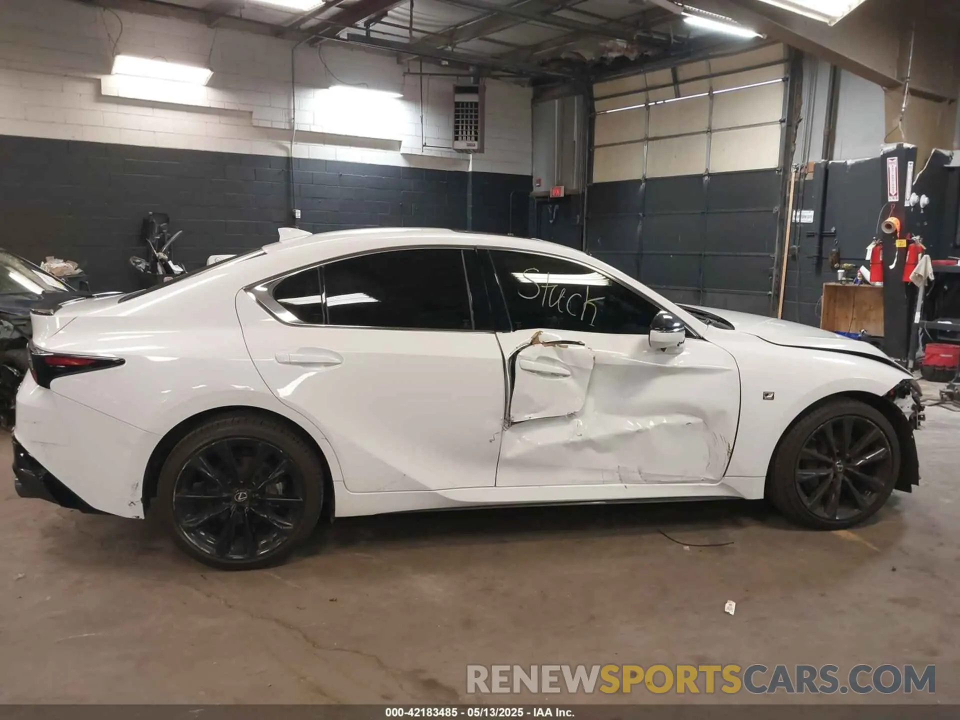 13 Фотография поврежденного автомобиля JTHGZ1E20M5021250 LEXUS IS 350 2021
