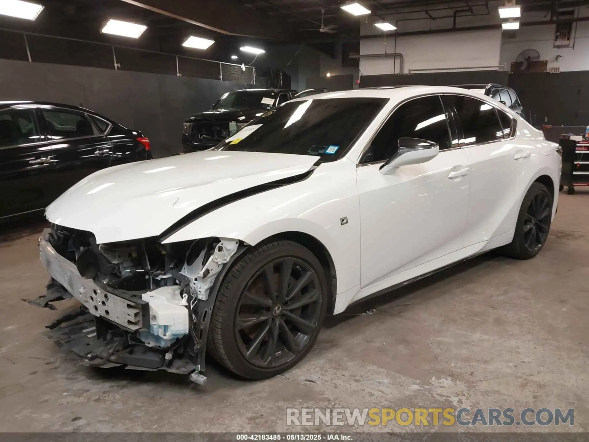 2 Фотография поврежденного автомобиля JTHGZ1E20M5021250 LEXUS IS 350 2021