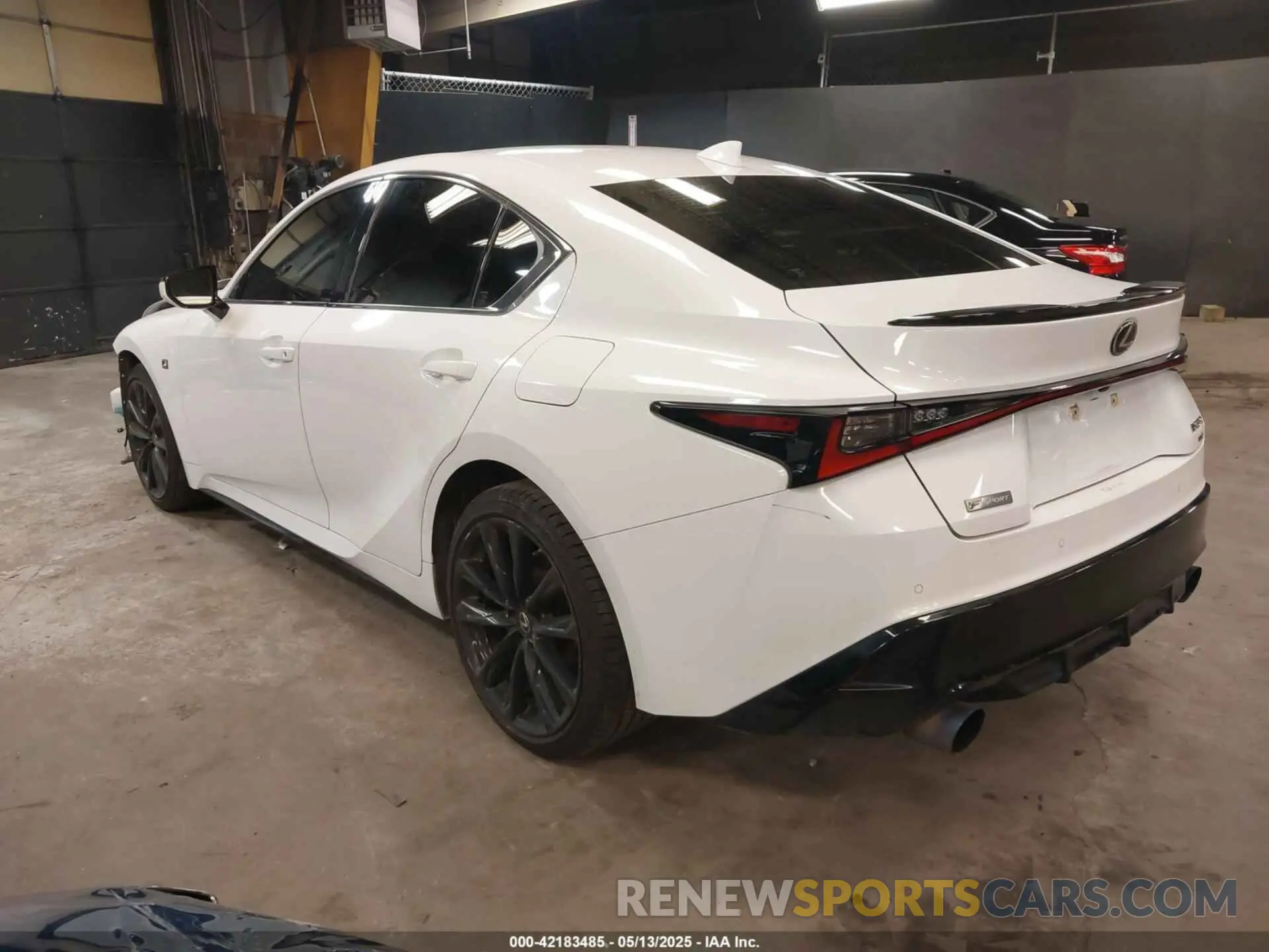 3 Фотография поврежденного автомобиля JTHGZ1E20M5021250 LEXUS IS 350 2021