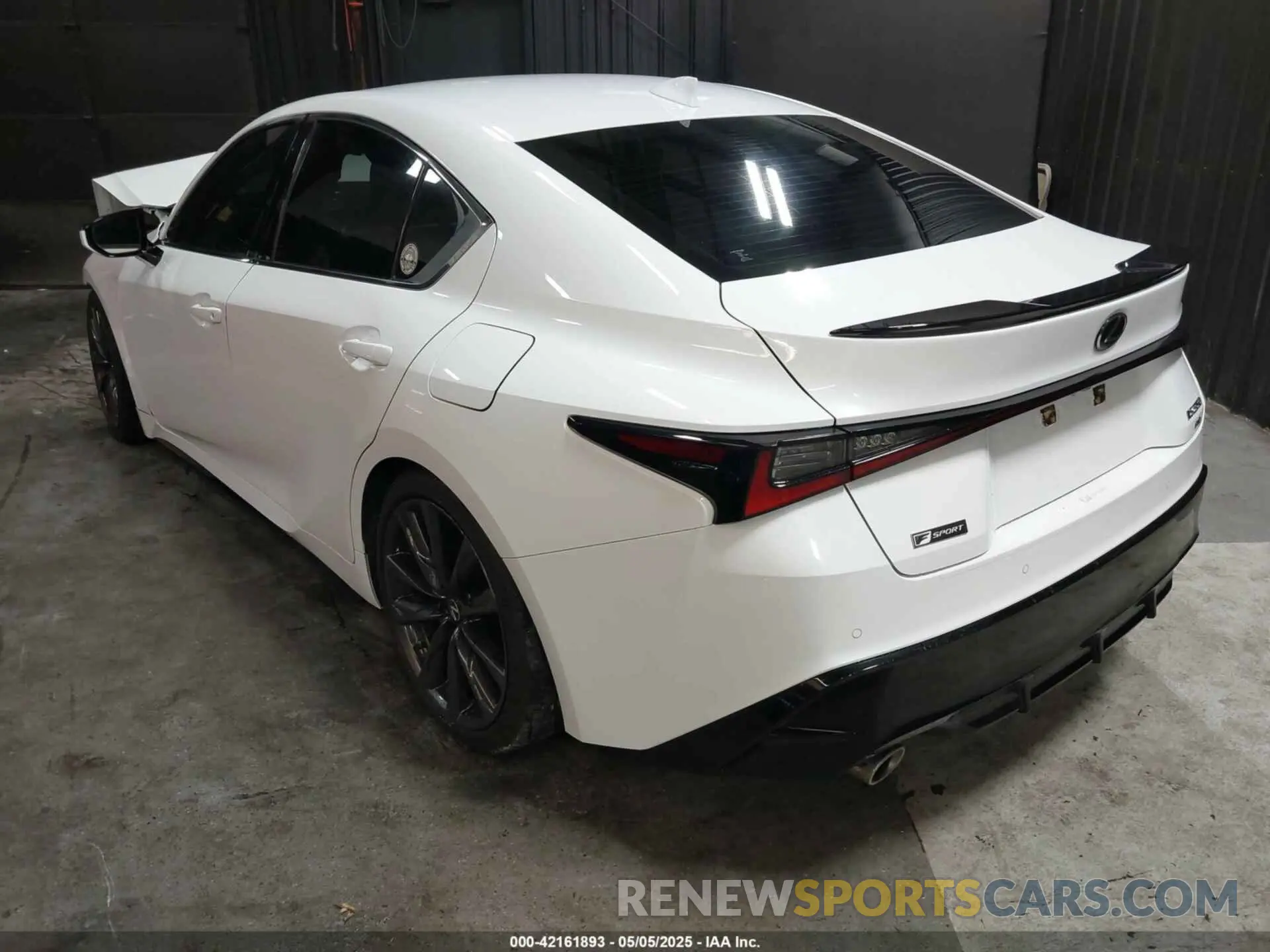 3 Фотография поврежденного автомобиля JTHGZ1E21M5020060 LEXUS IS 350 2021