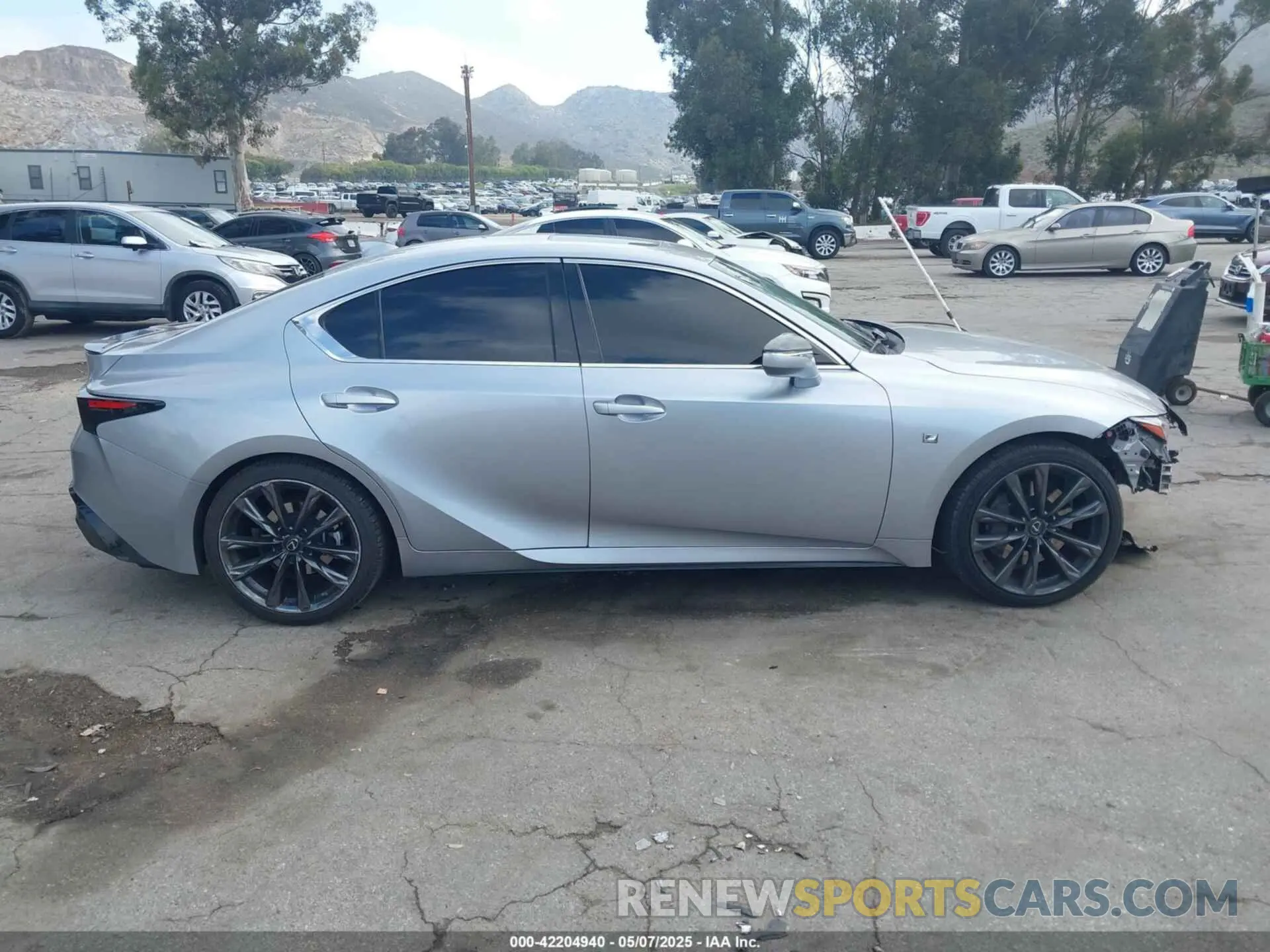 13 Фотография поврежденного автомобиля JTHGZ1B22N5050383 LEXUS IS 350 2022