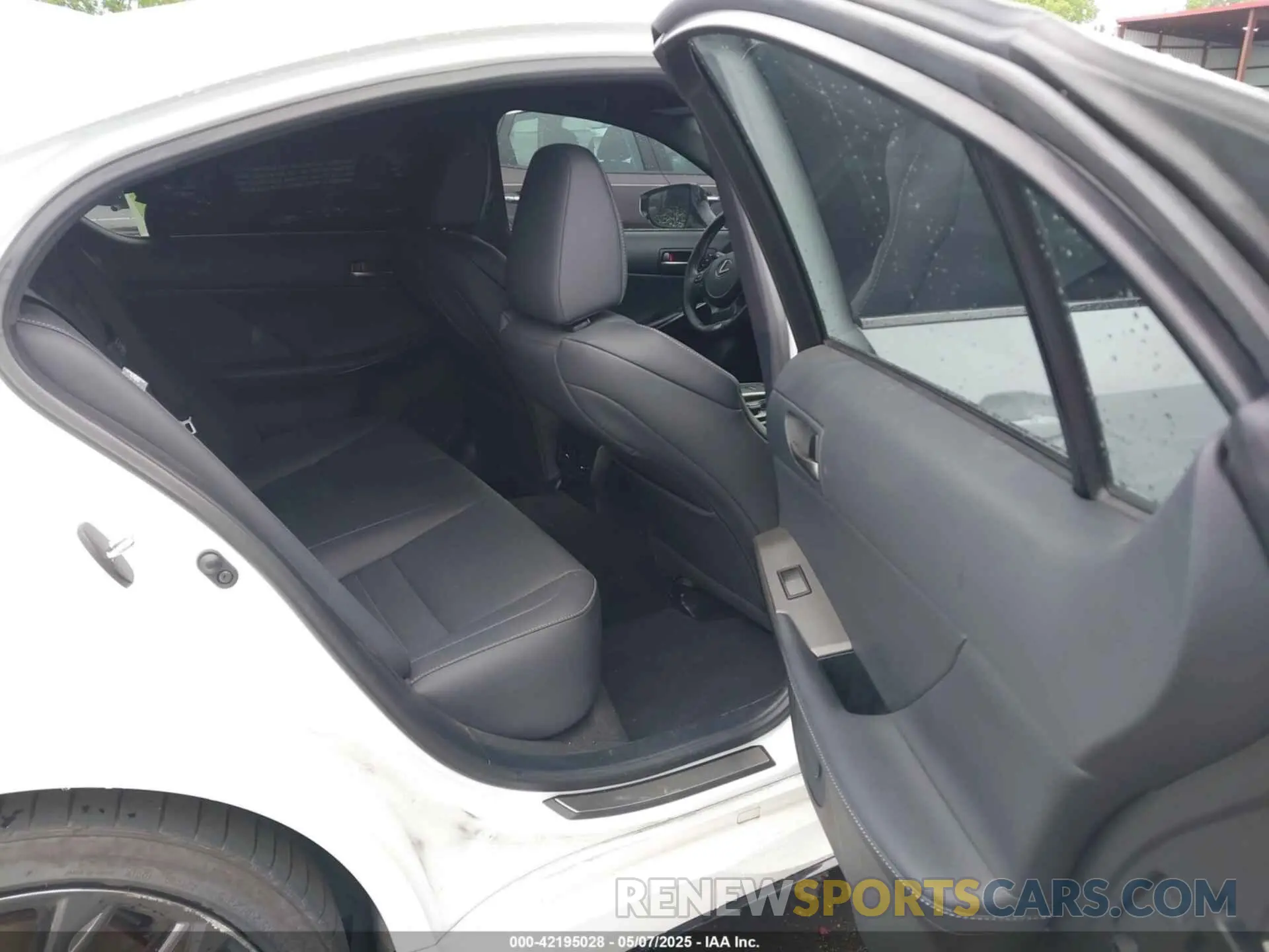 8 Фотография поврежденного автомобиля JTHGZ1B2XP5058945 LEXUS IS 350 2023