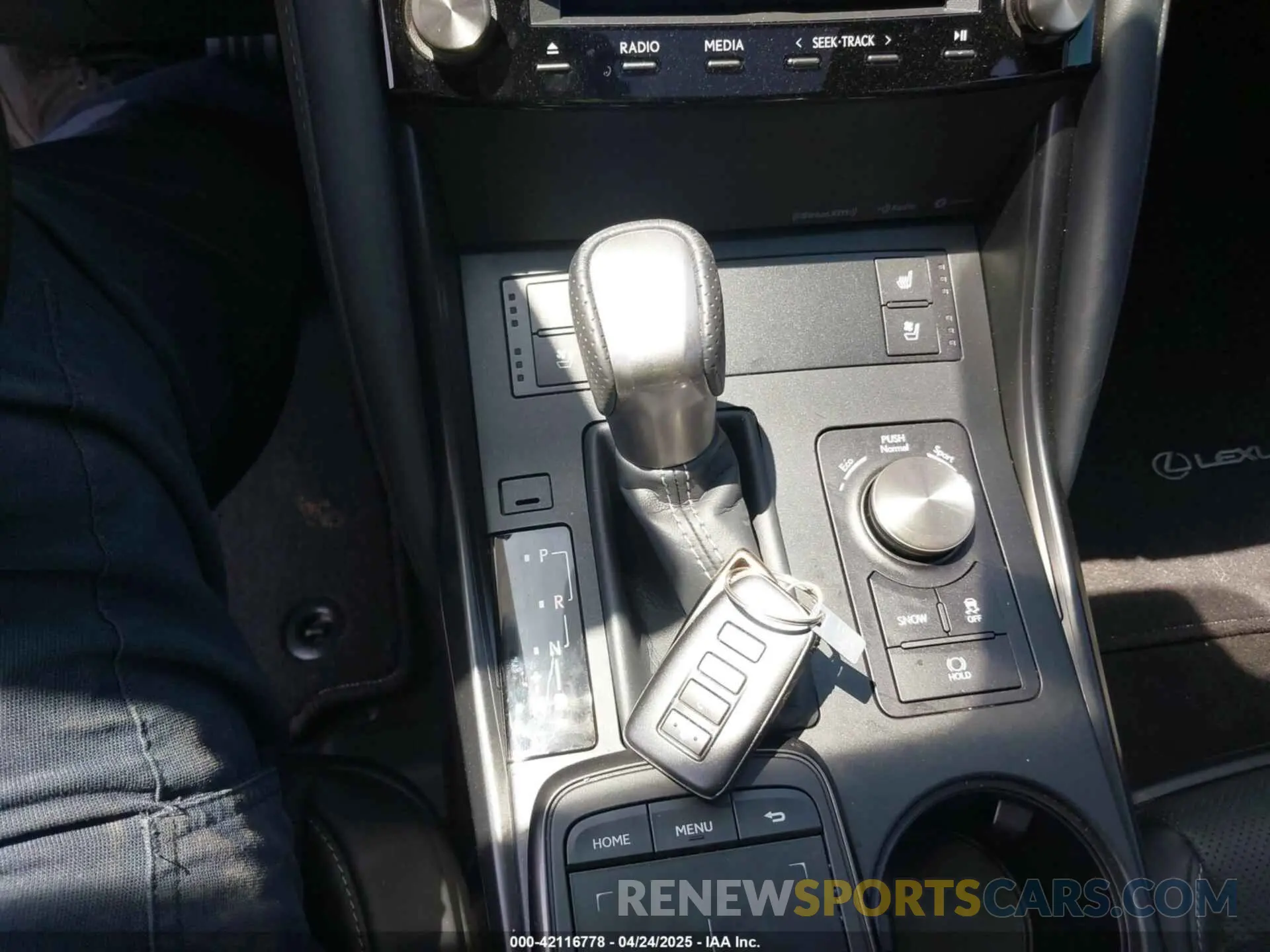11 Фотография поврежденного автомобиля JTHGZ1B28R5076461 LEXUS IS 350 2024
