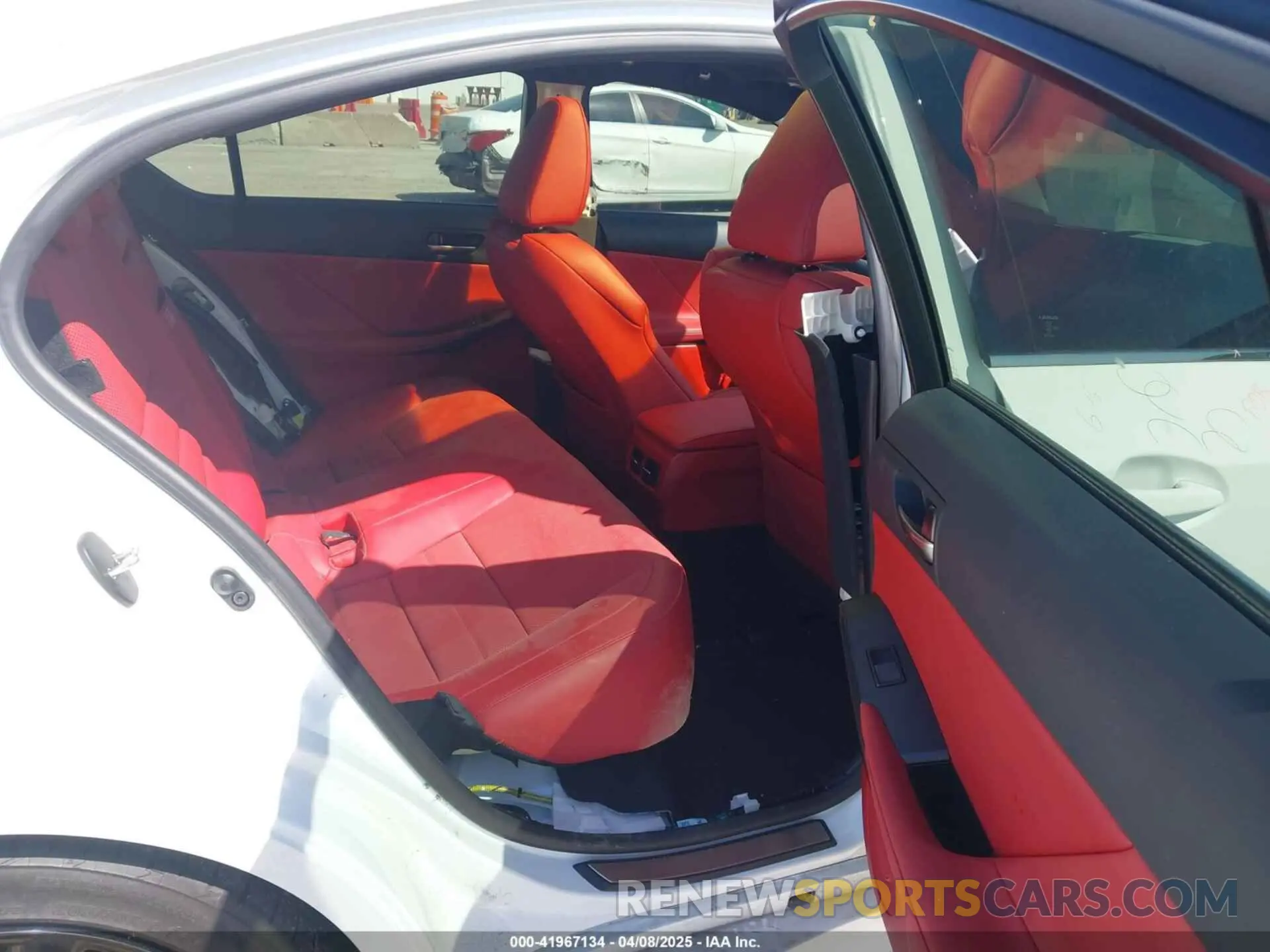 8 Фотография поврежденного автомобиля JTHGZ1B28R5076833 LEXUS IS 350 2024