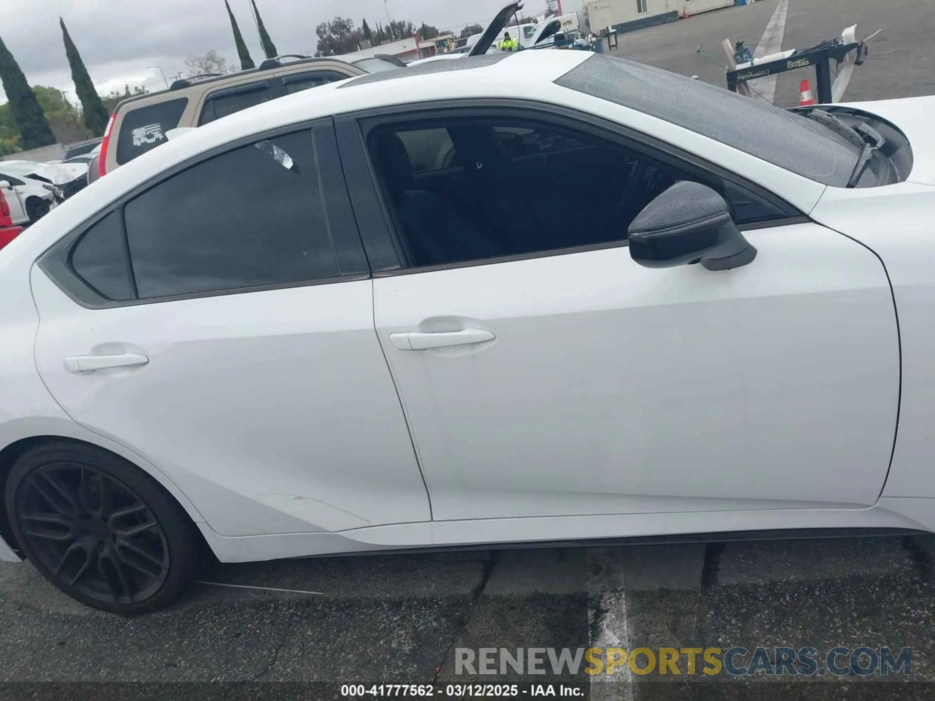 12 Фотография поврежденного автомобиля JTHGZ1B29R5073519 LEXUS IS 350 2024