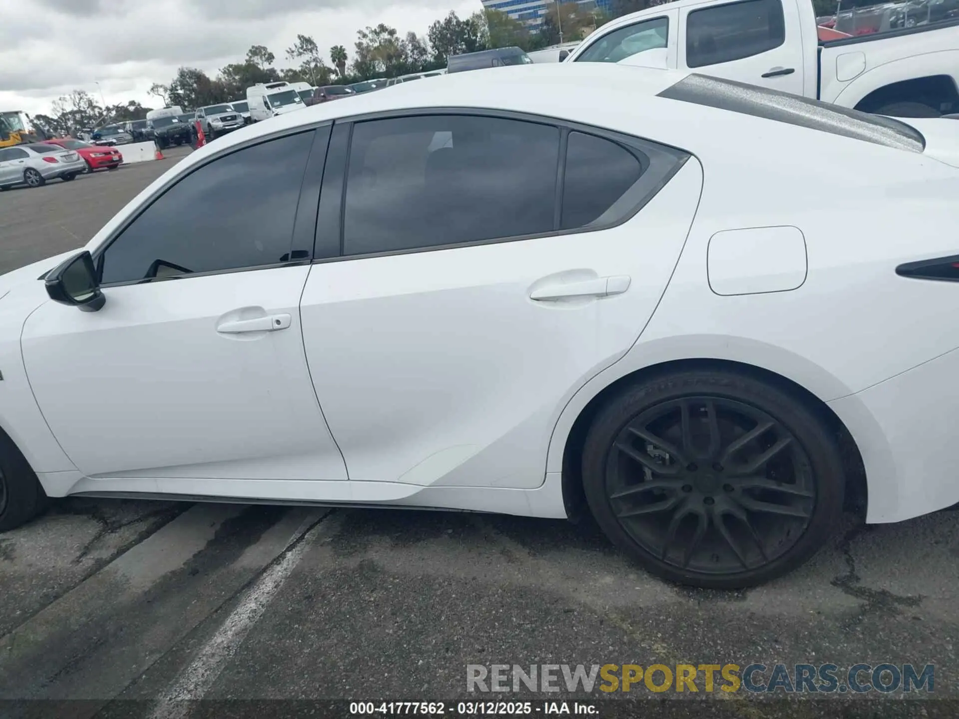 13 Фотография поврежденного автомобиля JTHGZ1B29R5073519 LEXUS IS 350 2024