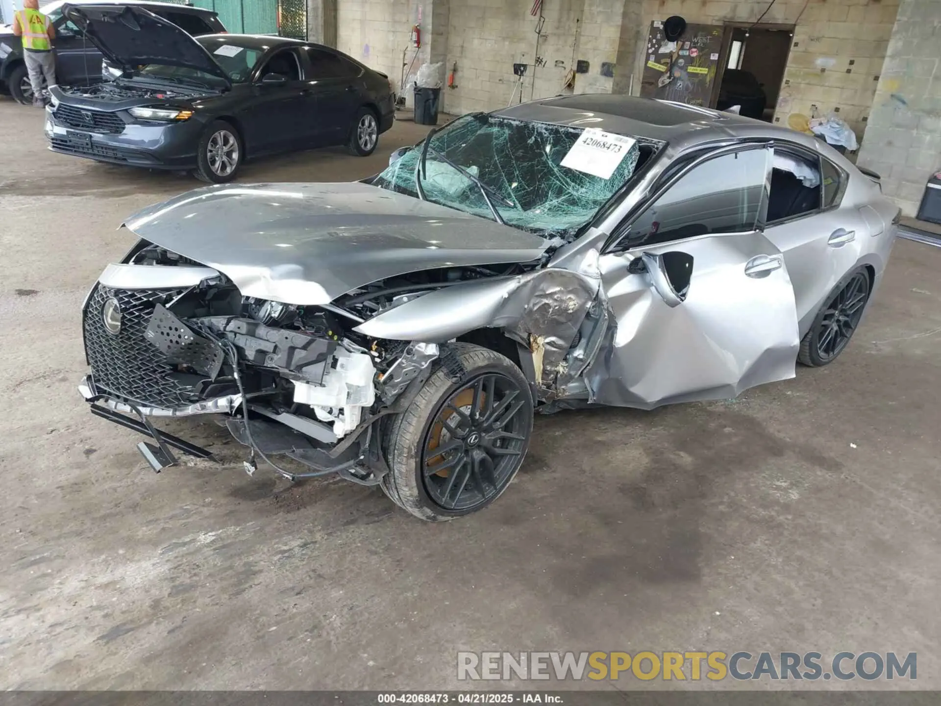 2 Фотография поврежденного автомобиля JTHAP1D22P5002345 LEXUS IS 500 2023