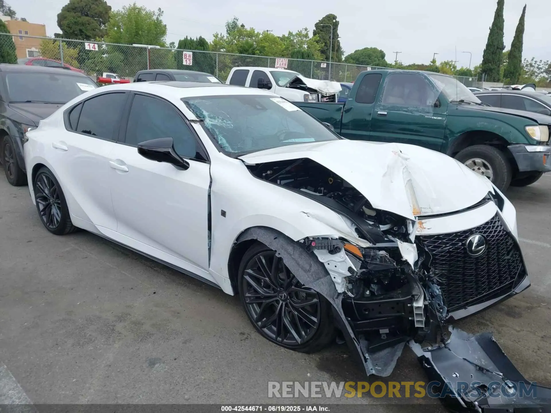 1 Фотография поврежденного автомобиля JTHAP1D26S5007671 LEXUS IS 500 2025