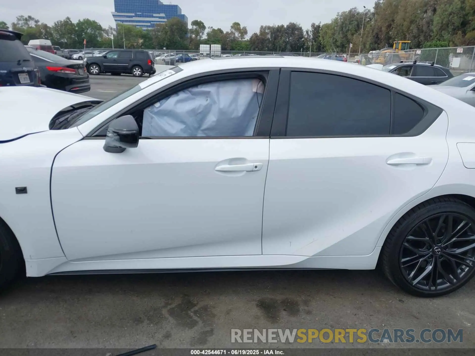 14 Фотография поврежденного автомобиля JTHAP1D26S5007671 LEXUS IS 500 2025