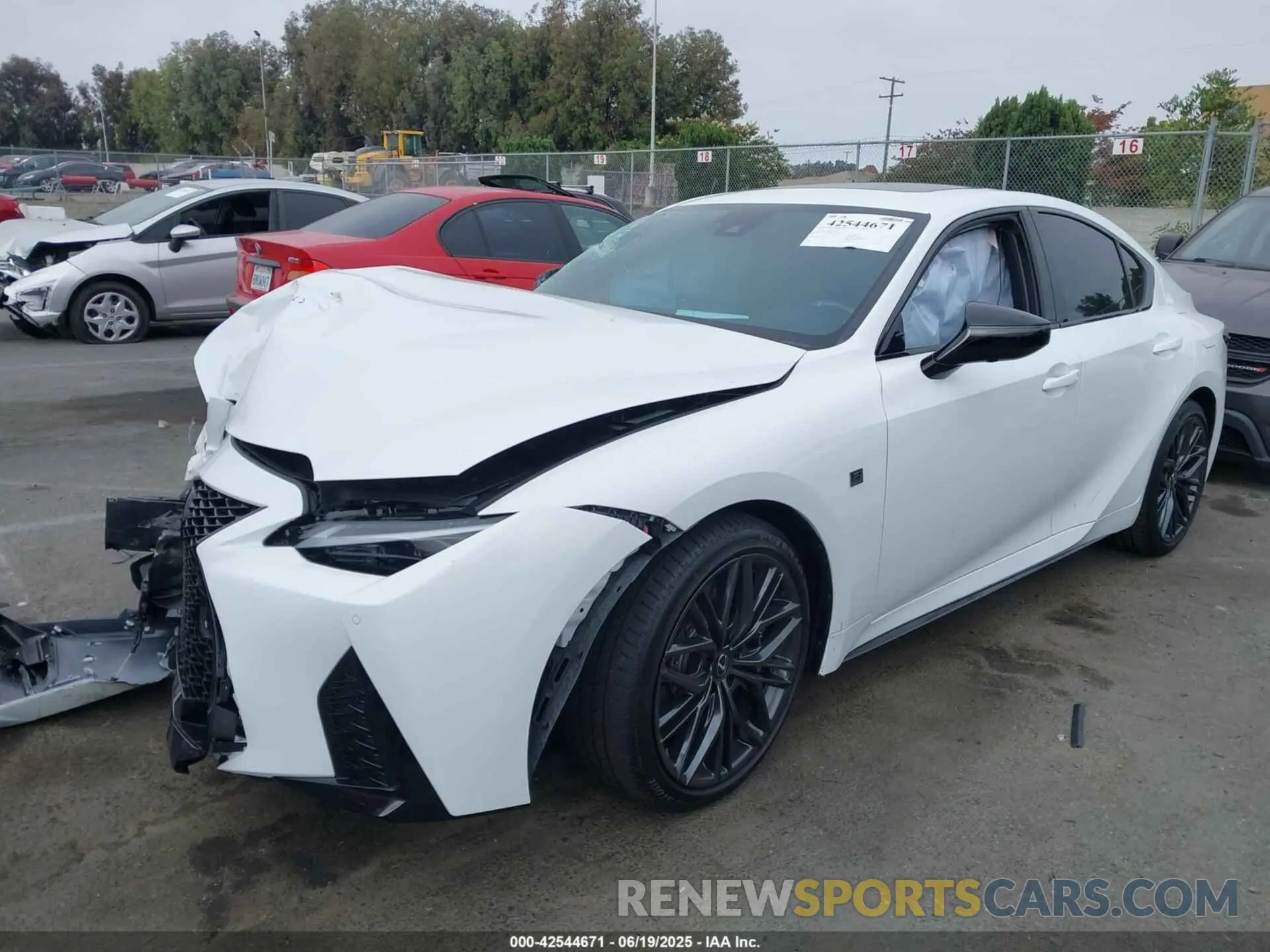 2 Фотография поврежденного автомобиля JTHAP1D26S5007671 LEXUS IS 500 2025