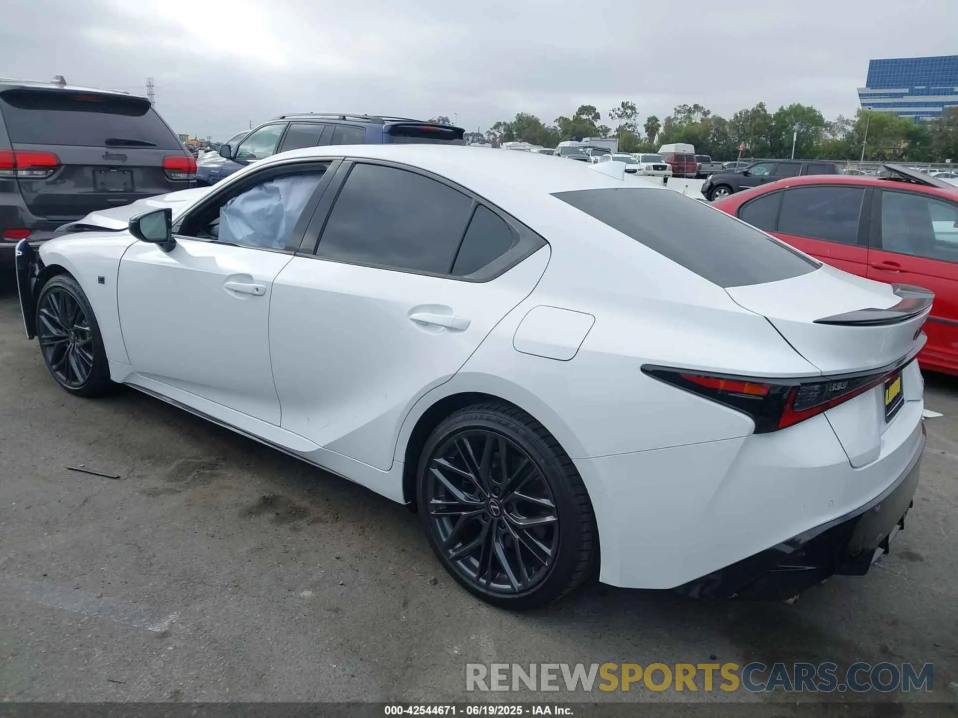 3 Фотография поврежденного автомобиля JTHAP1D26S5007671 LEXUS IS 500 2025