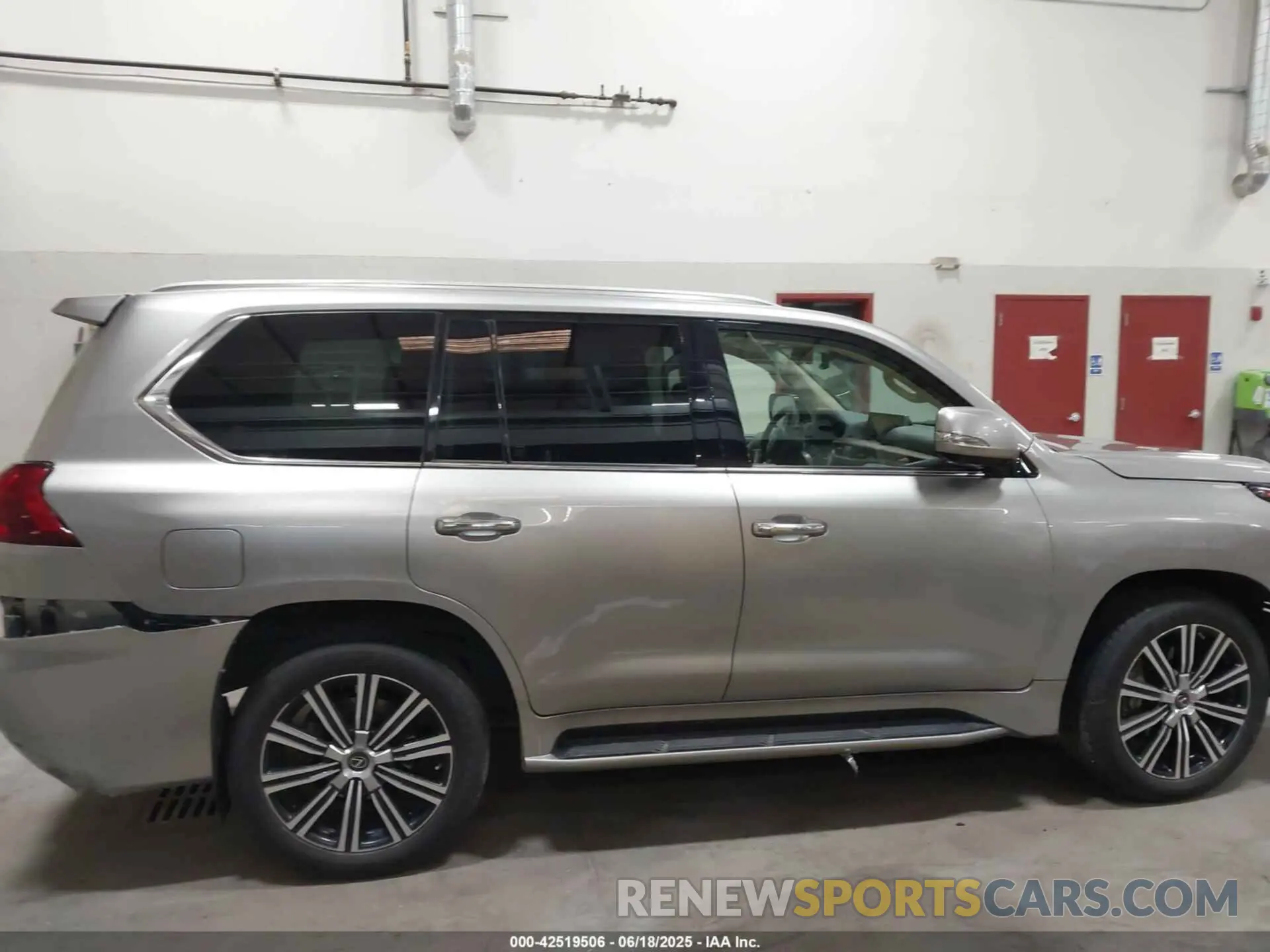 13 Фотография поврежденного автомобиля JTJFY7AX6L4317668 LEXUS LX 570 2020