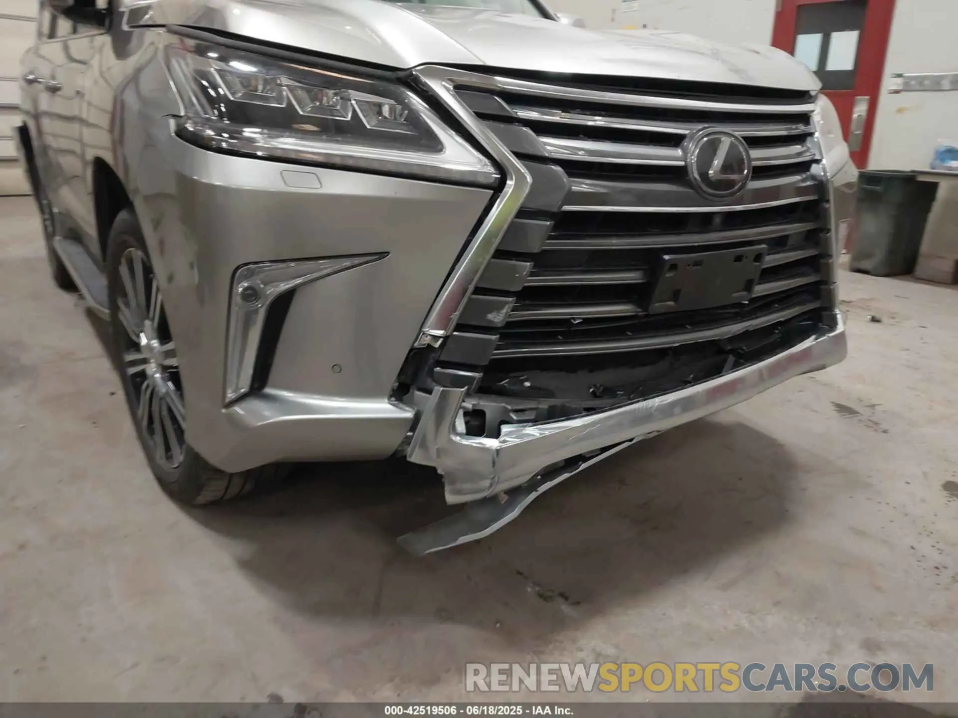 17 Фотография поврежденного автомобиля JTJFY7AX6L4317668 LEXUS LX 570 2020