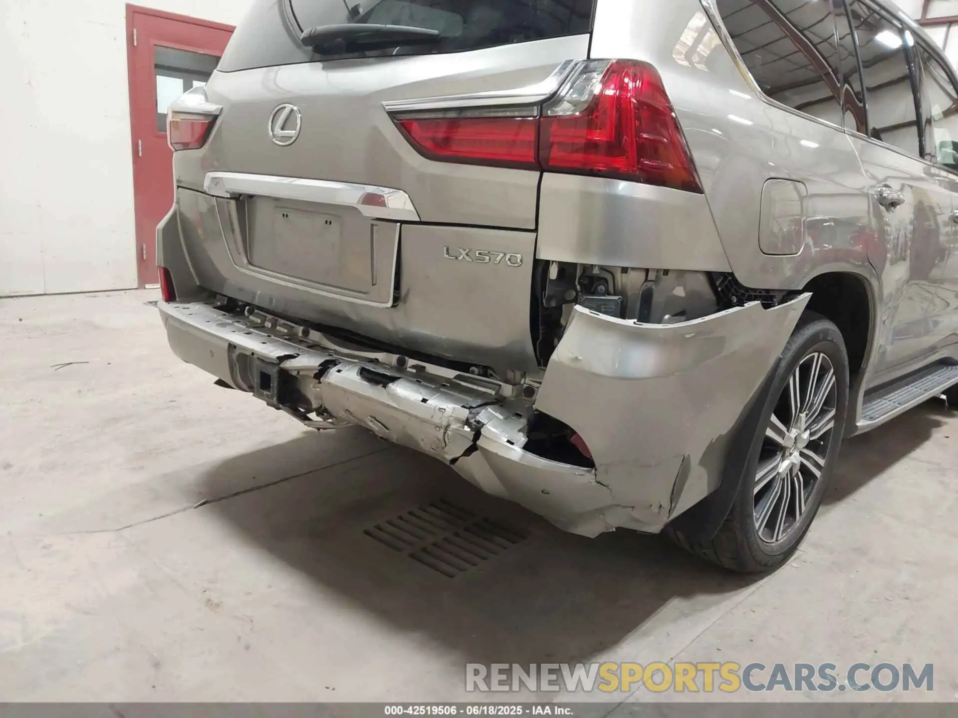 18 Фотография поврежденного автомобиля JTJFY7AX6L4317668 LEXUS LX 570 2020