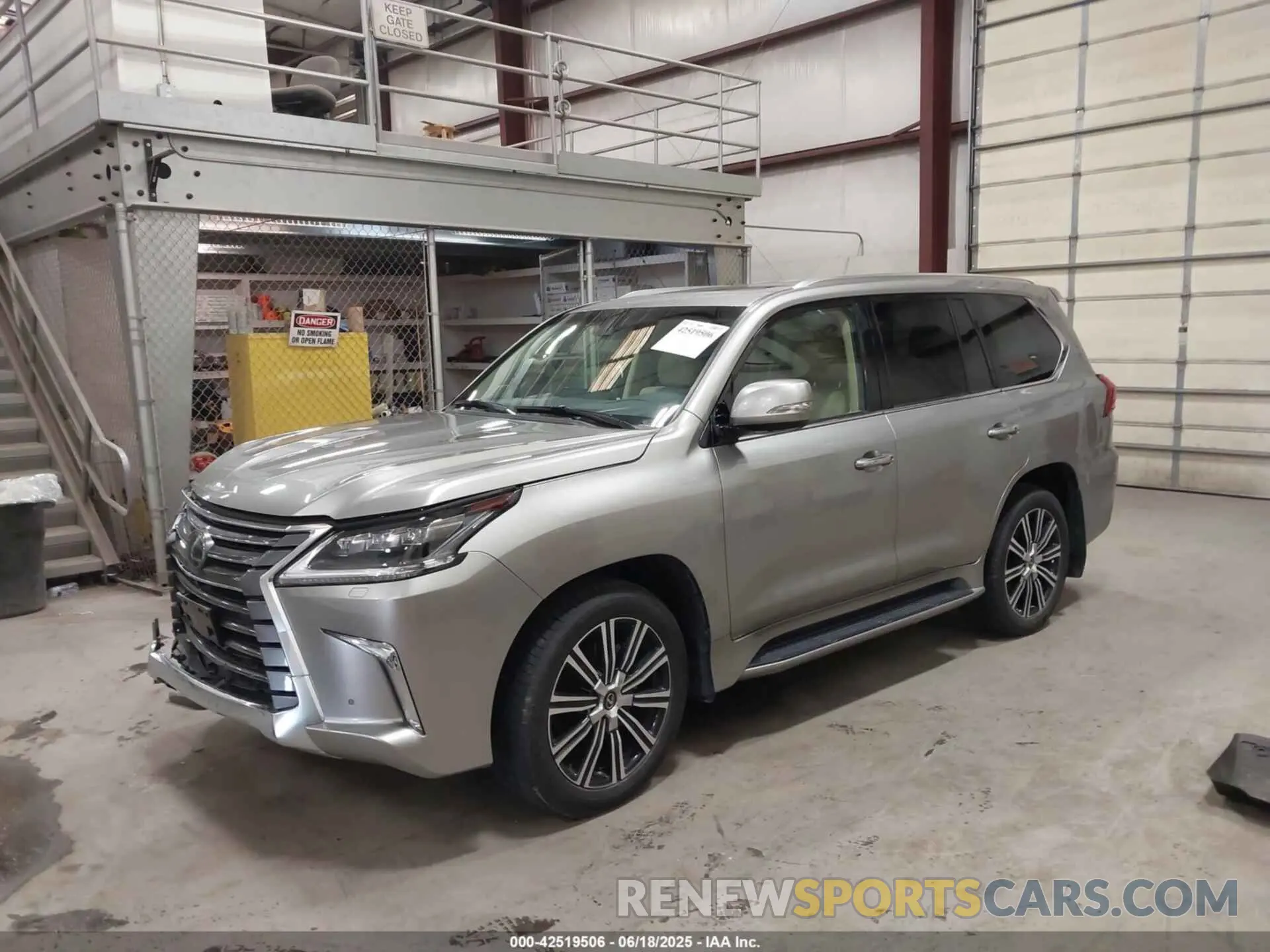 2 Фотография поврежденного автомобиля JTJFY7AX6L4317668 LEXUS LX 570 2020
