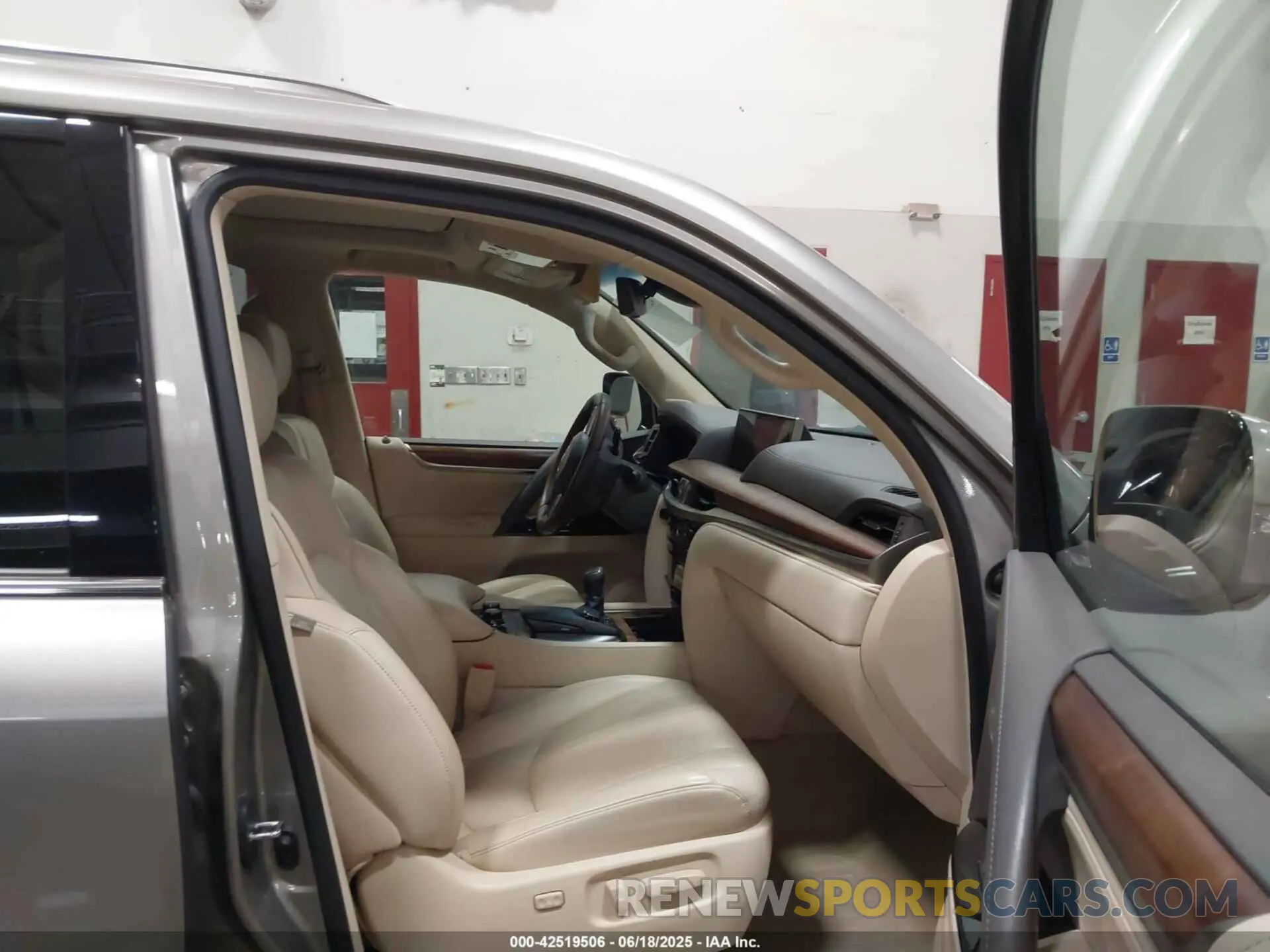 5 Фотография поврежденного автомобиля JTJFY7AX6L4317668 LEXUS LX 570 2020