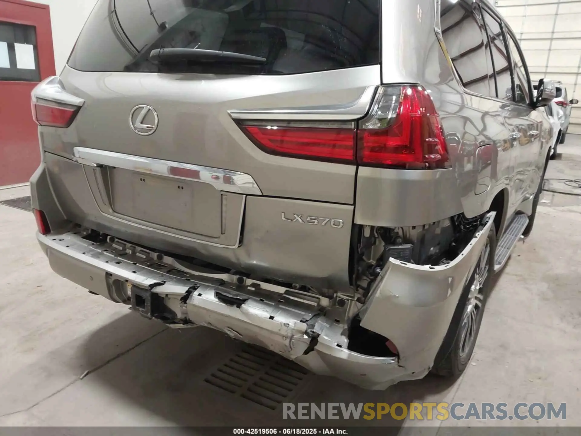 6 Фотография поврежденного автомобиля JTJFY7AX6L4317668 LEXUS LX 570 2020