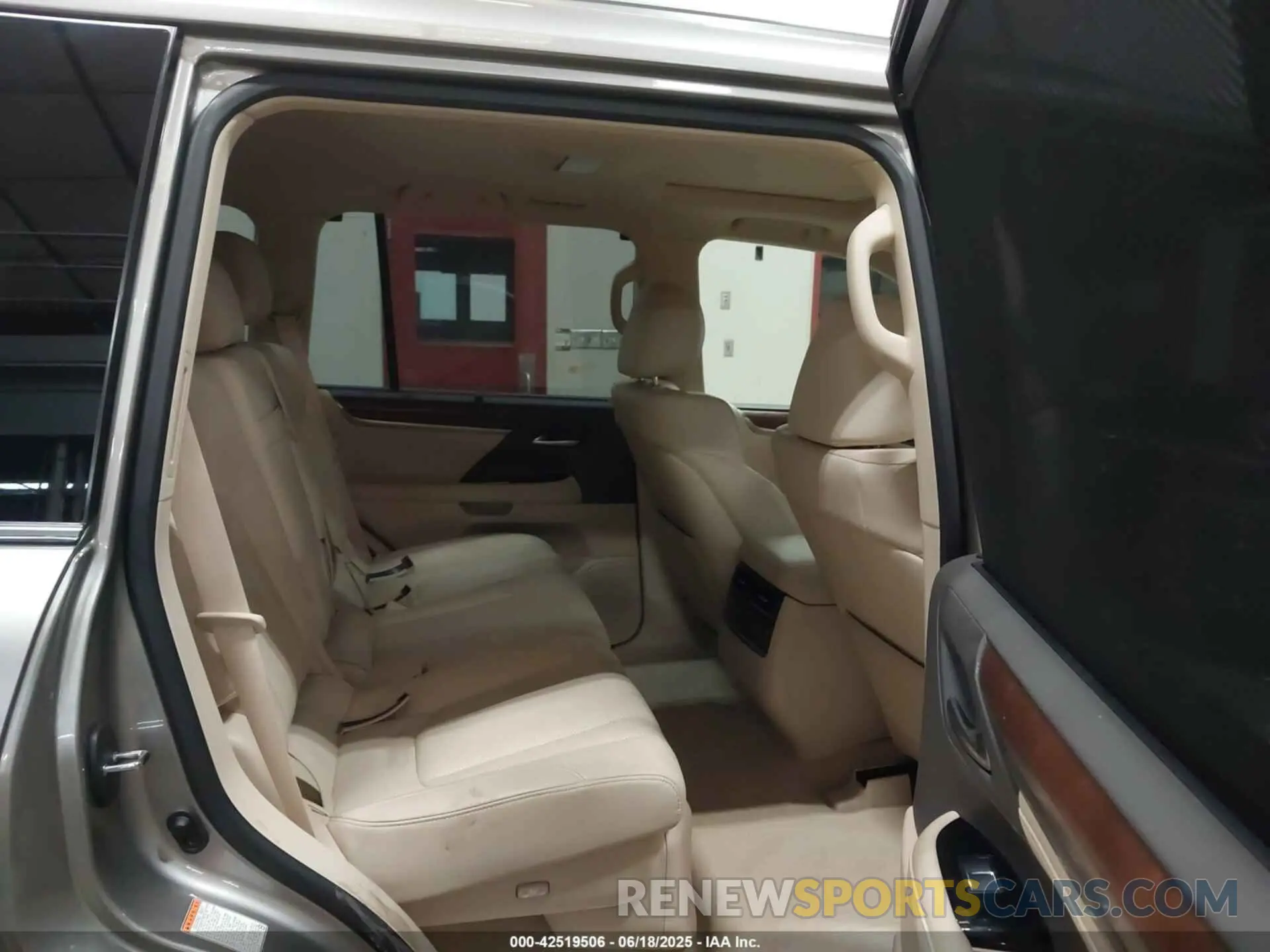 8 Фотография поврежденного автомобиля JTJFY7AX6L4317668 LEXUS LX 570 2020