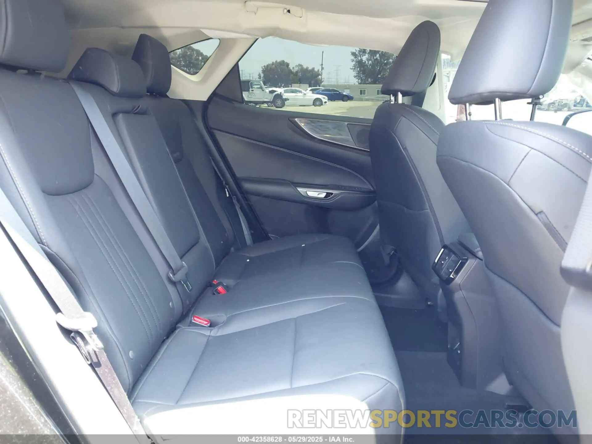 8 Фотография поврежденного автомобиля 2T2GGCEZ6SC073039 LEXUS NX 350 2025
