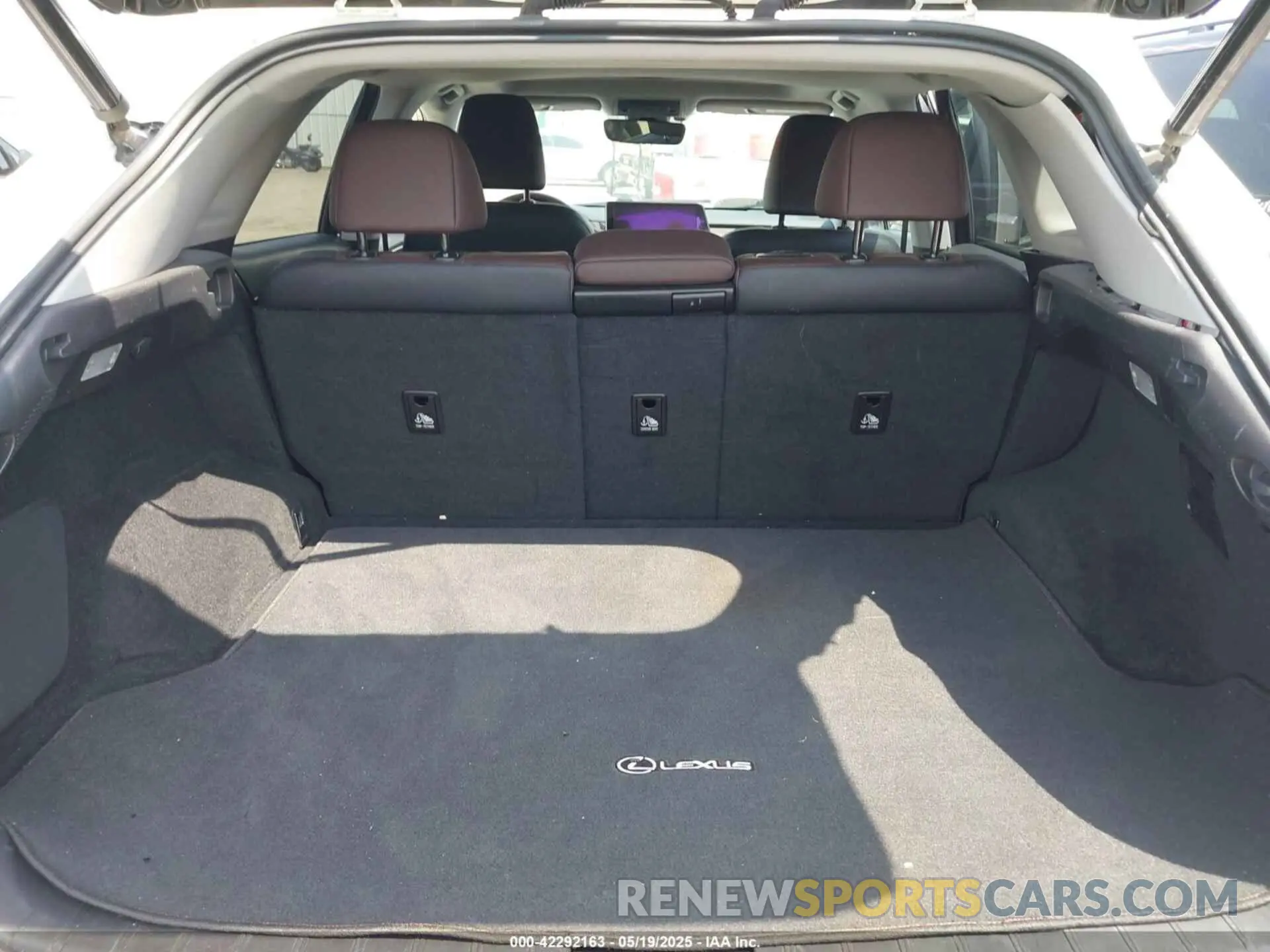 18 Photograph of a damaged car 2T2ZZMCA9KC128962 LEXUS RX 350 2019
