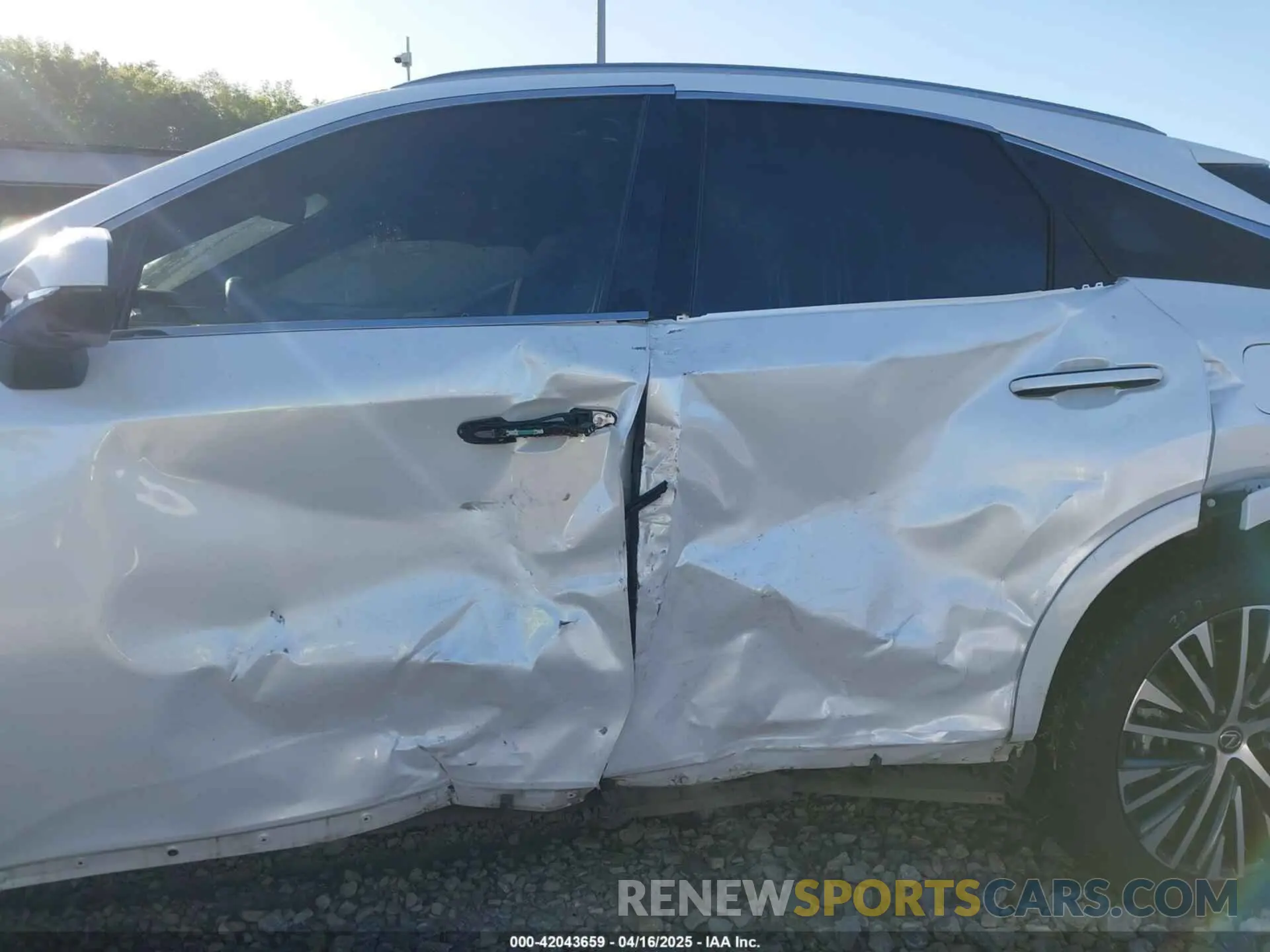 6 Фотография поврежденного автомобиля JTJCHMAA7P2002716 LEXUS RX 350 2023