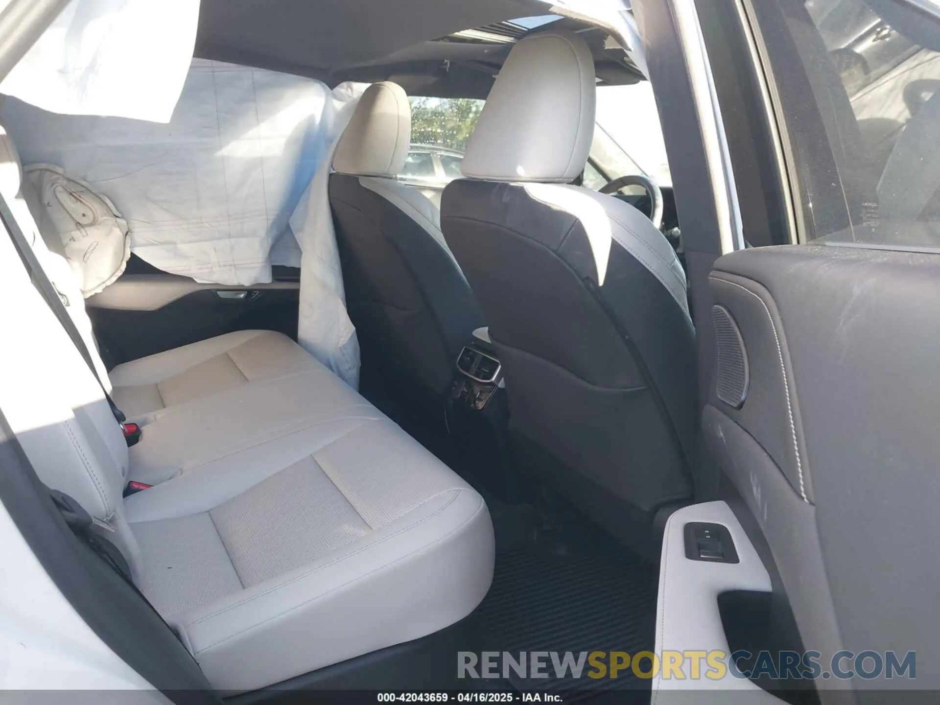8 Фотография поврежденного автомобиля JTJCHMAA7P2002716 LEXUS RX 350 2023