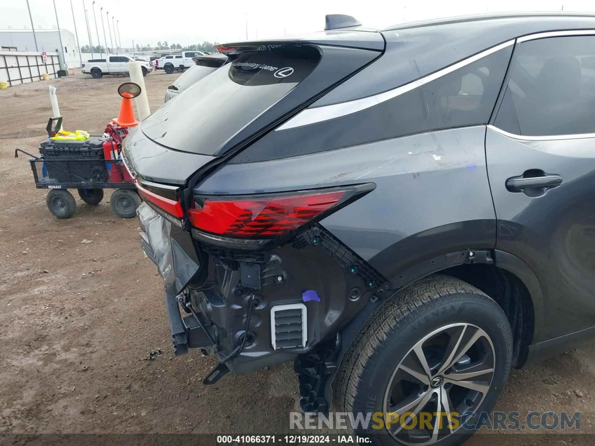 16 Фотография поврежденного автомобиля JTJCHMAA3R2015224 LEXUS RX 350 2024