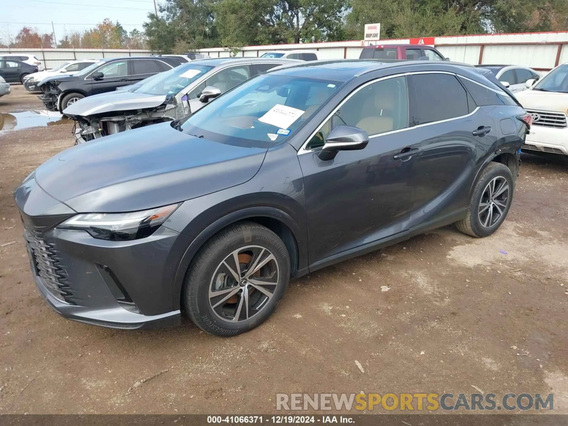 2 Фотография поврежденного автомобиля JTJCHMAA3R2015224 LEXUS RX 350 2024