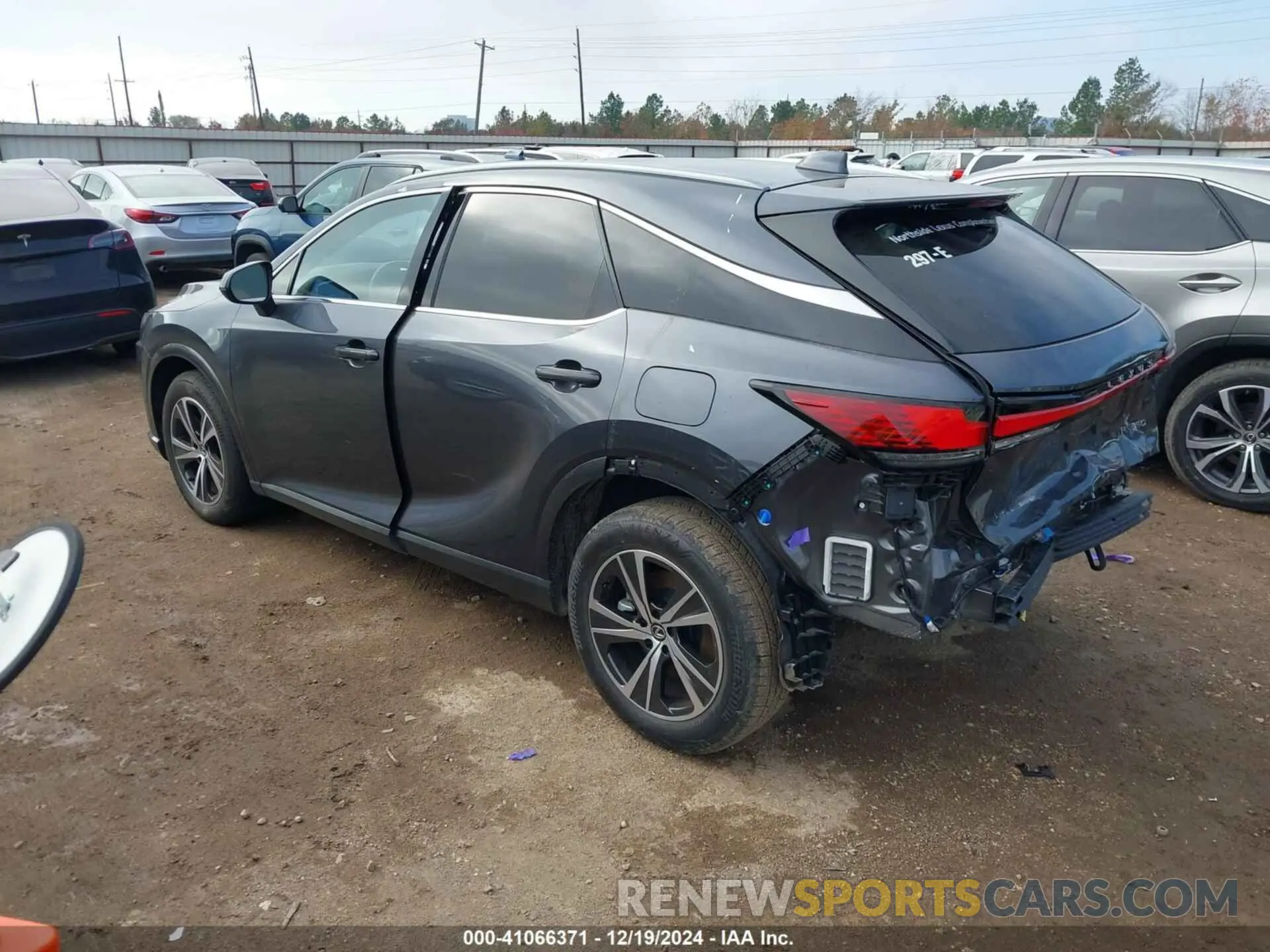 3 Фотография поврежденного автомобиля JTJCHMAA3R2015224 LEXUS RX 350 2024