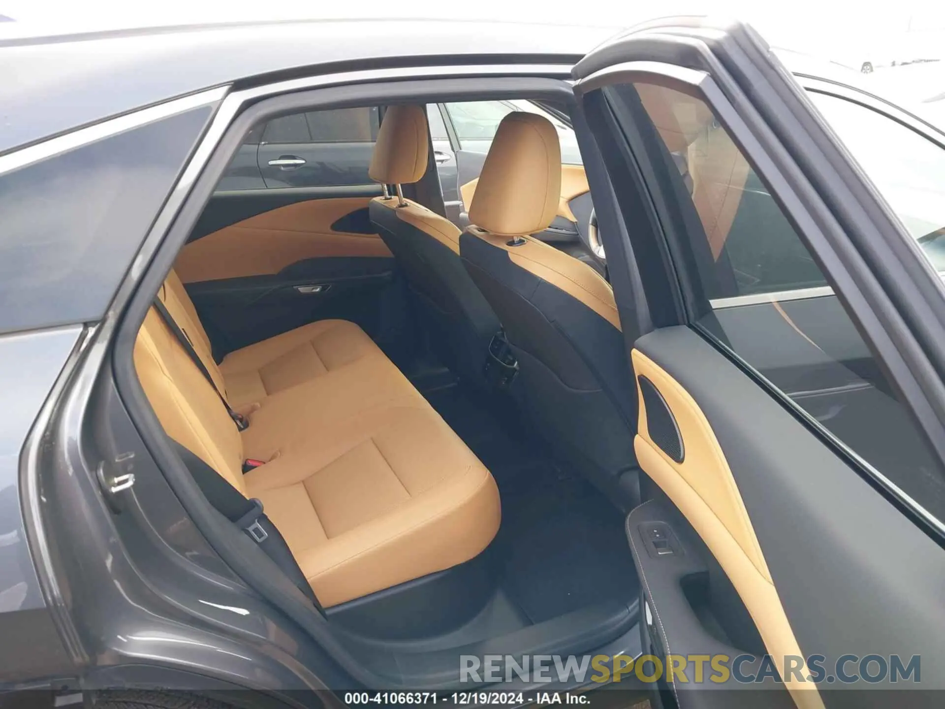 8 Фотография поврежденного автомобиля JTJCHMAA3R2015224 LEXUS RX 350 2024