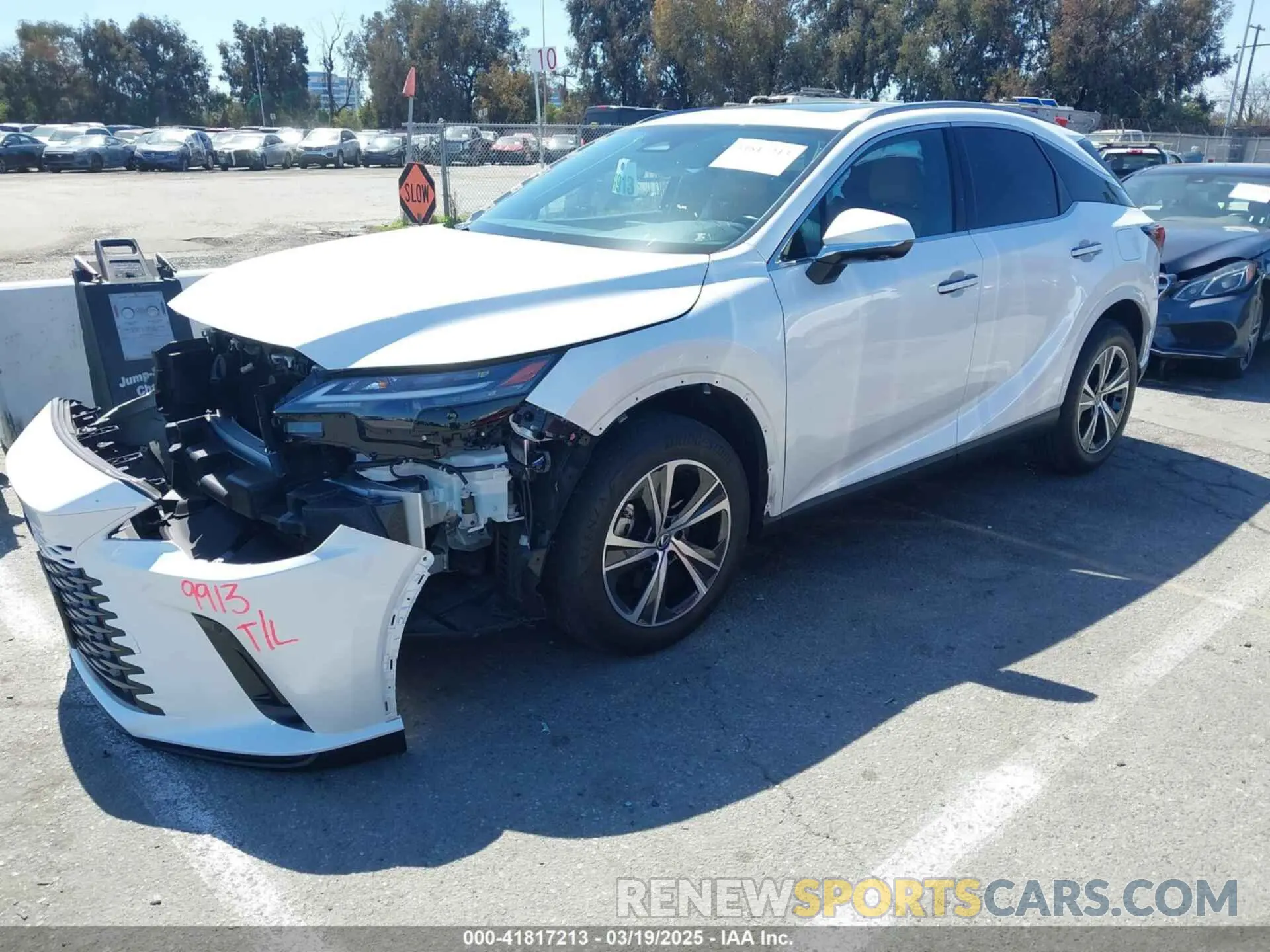 2 Фотография поврежденного автомобиля JTJCHMAA9R2013137 LEXUS RX 350 2024