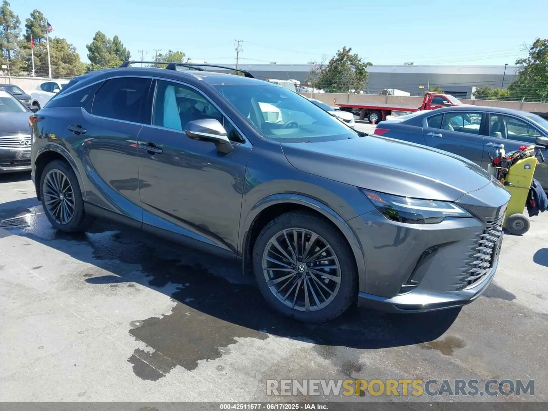 1 Фотография поврежденного автомобиля 2T2BBMCA8SC070896 LEXUS RX 350H 2025