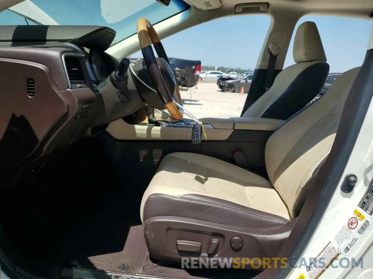 7 Фотография поврежденного автомобиля JTJBZMCA3K2038384 LEXUS RX350 2019